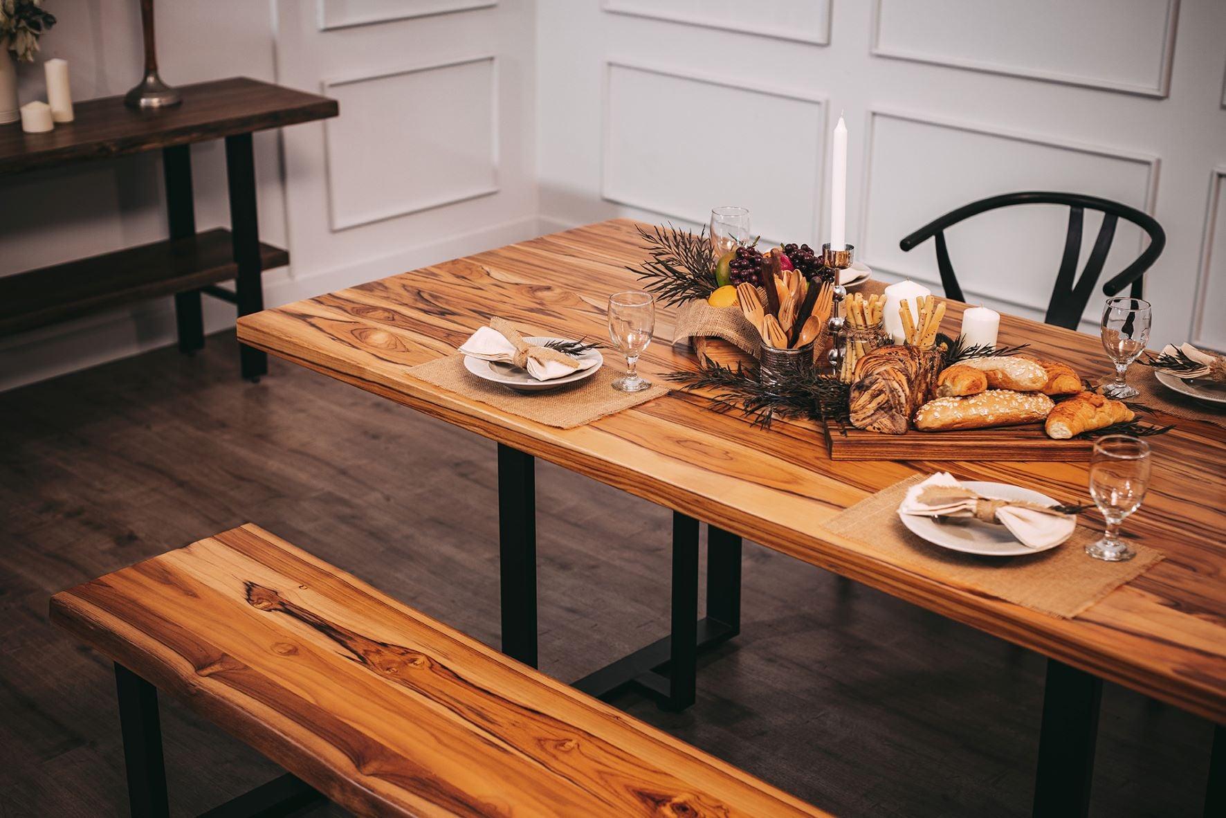 Table de salle à manger en teck massif cacao sur pieds en métal noir Neuf - En vente à Buffalo, WY