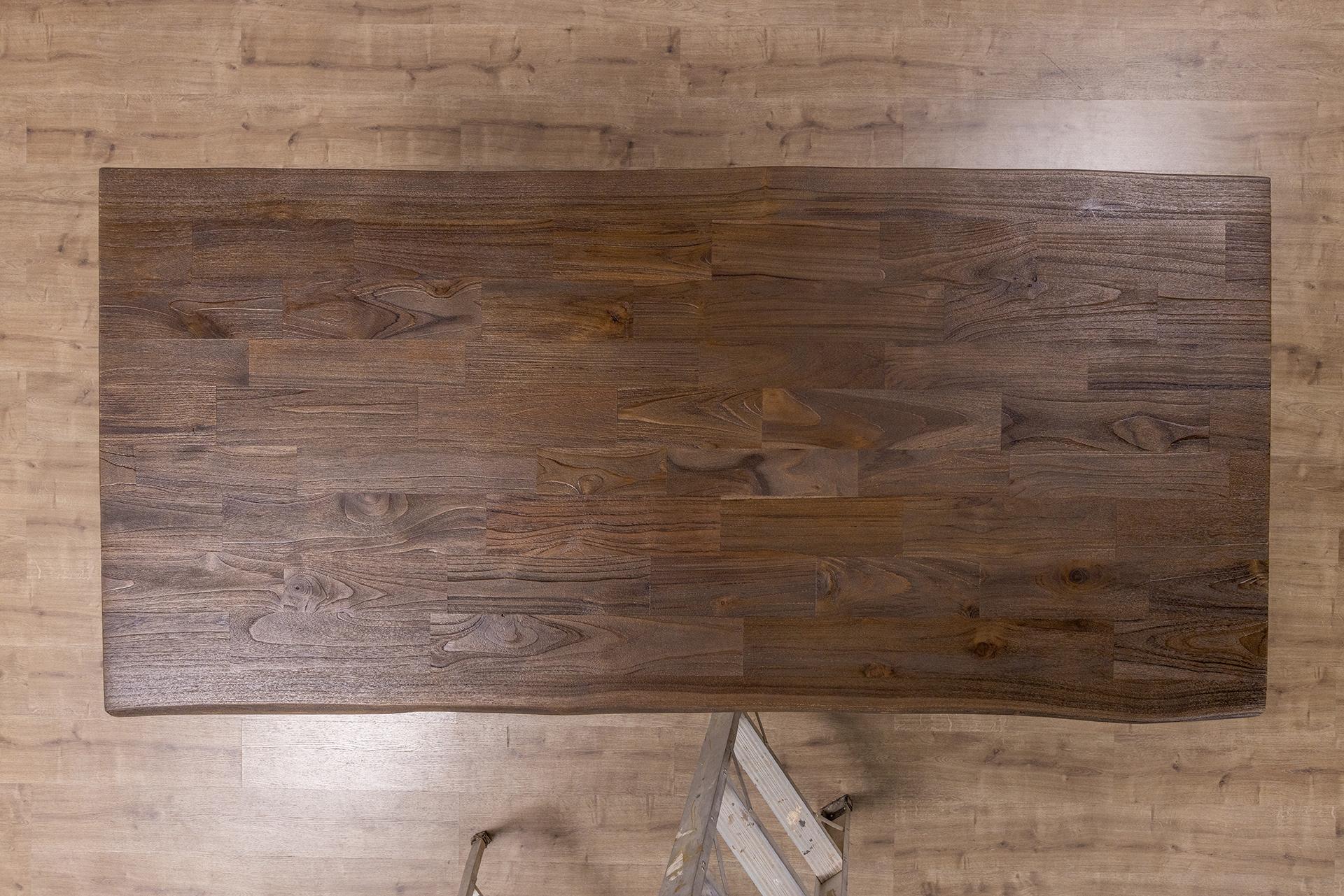 Table de salle à manger en teck massif cacao sur pieds en métal noir Neuf - En vente à Buffalo, WY