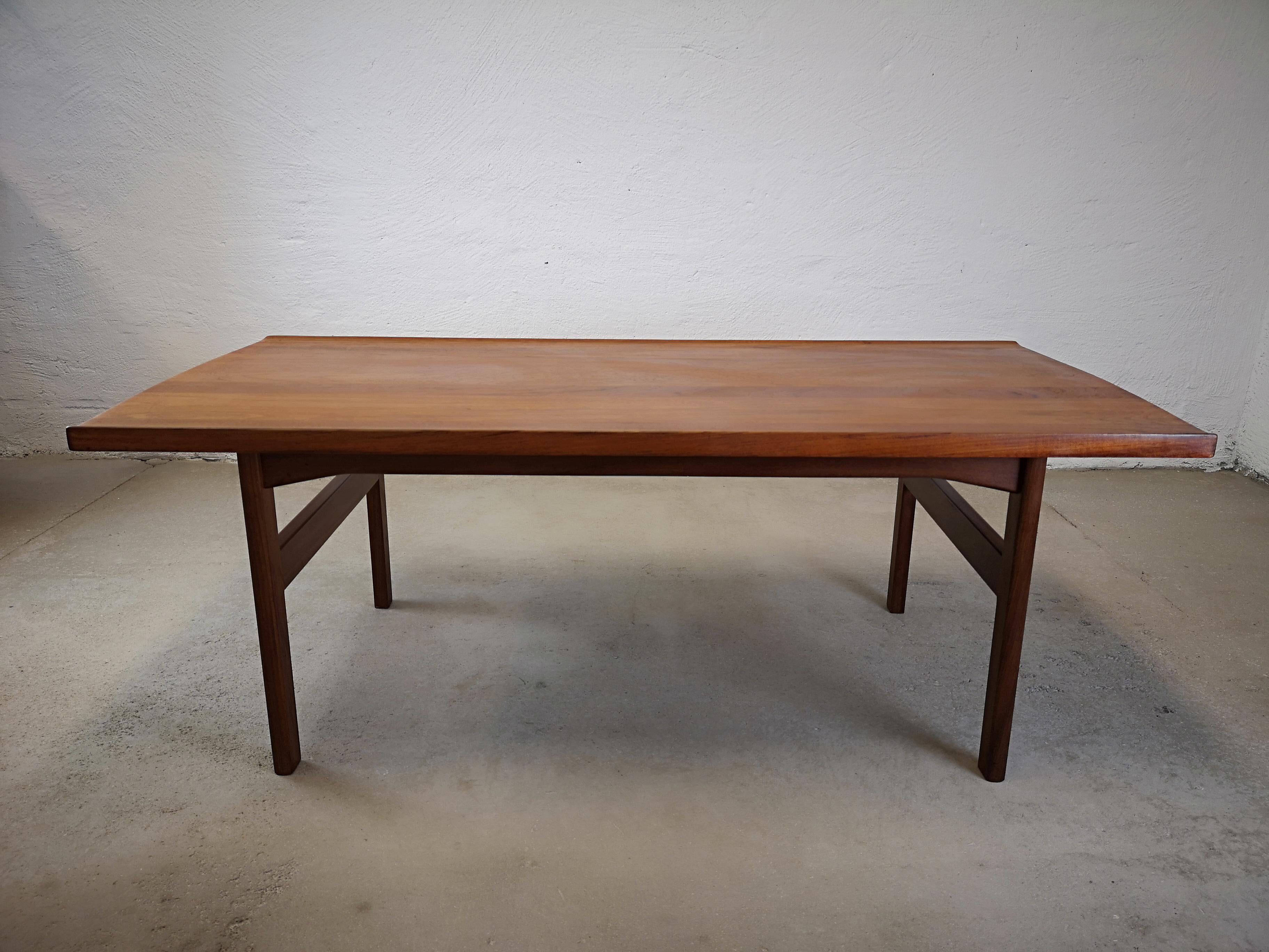 Teak coffee table made in Sweden by Seffle Möbelfabrik. Designed by Tove and Edvard Kindt Larsen. The detailed solid teak table featuring lipped edge top with two elegantly curved sides.
The curved edges have an nice inlay of lighter wood with