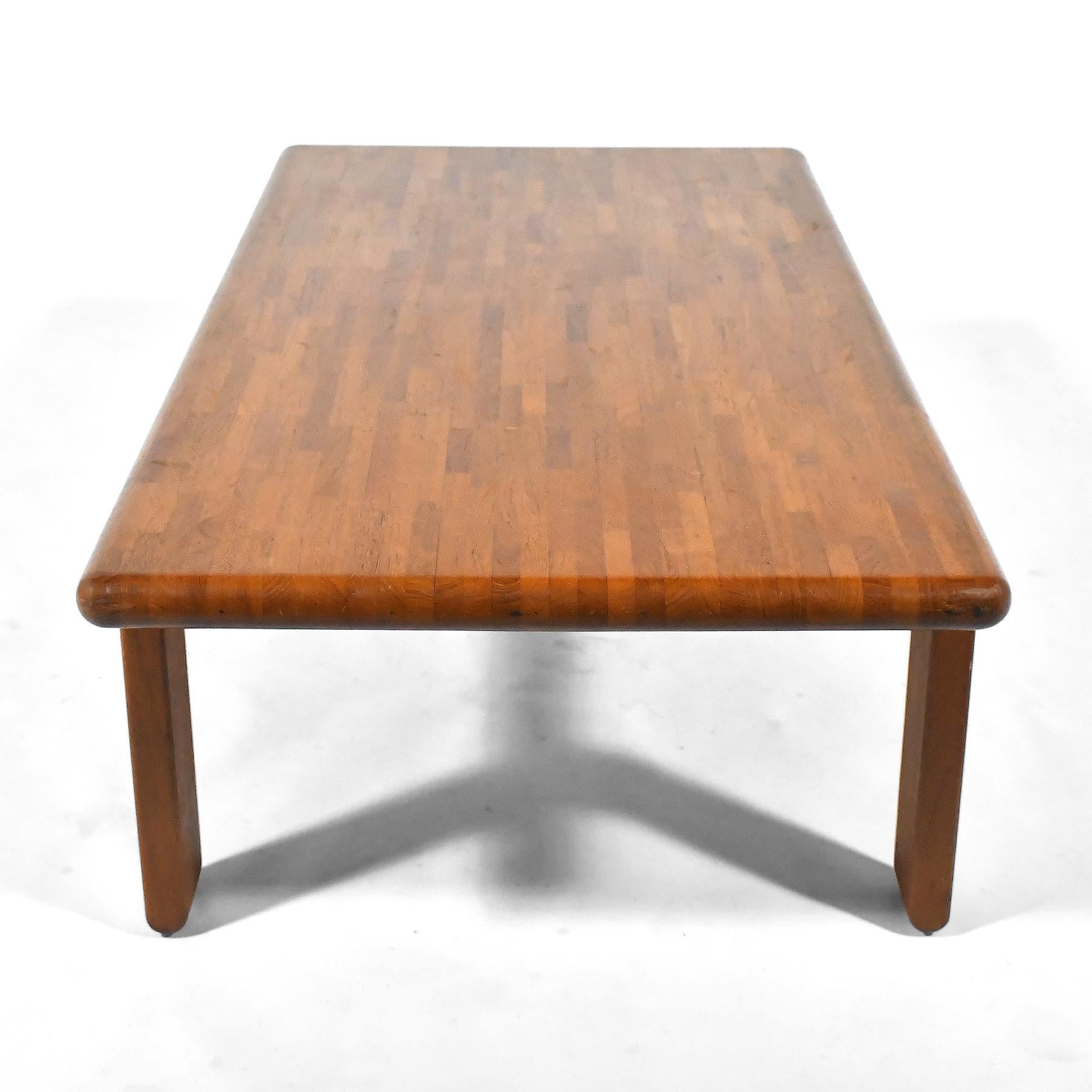 Scandinave moderne Table basse en teck massif en vente