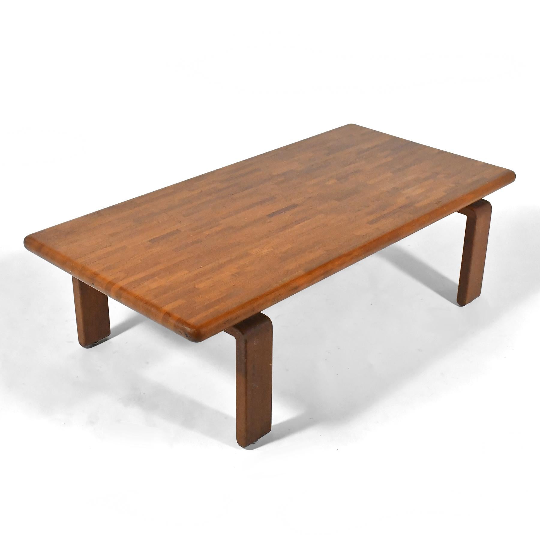 Danois Table basse en teck massif en vente