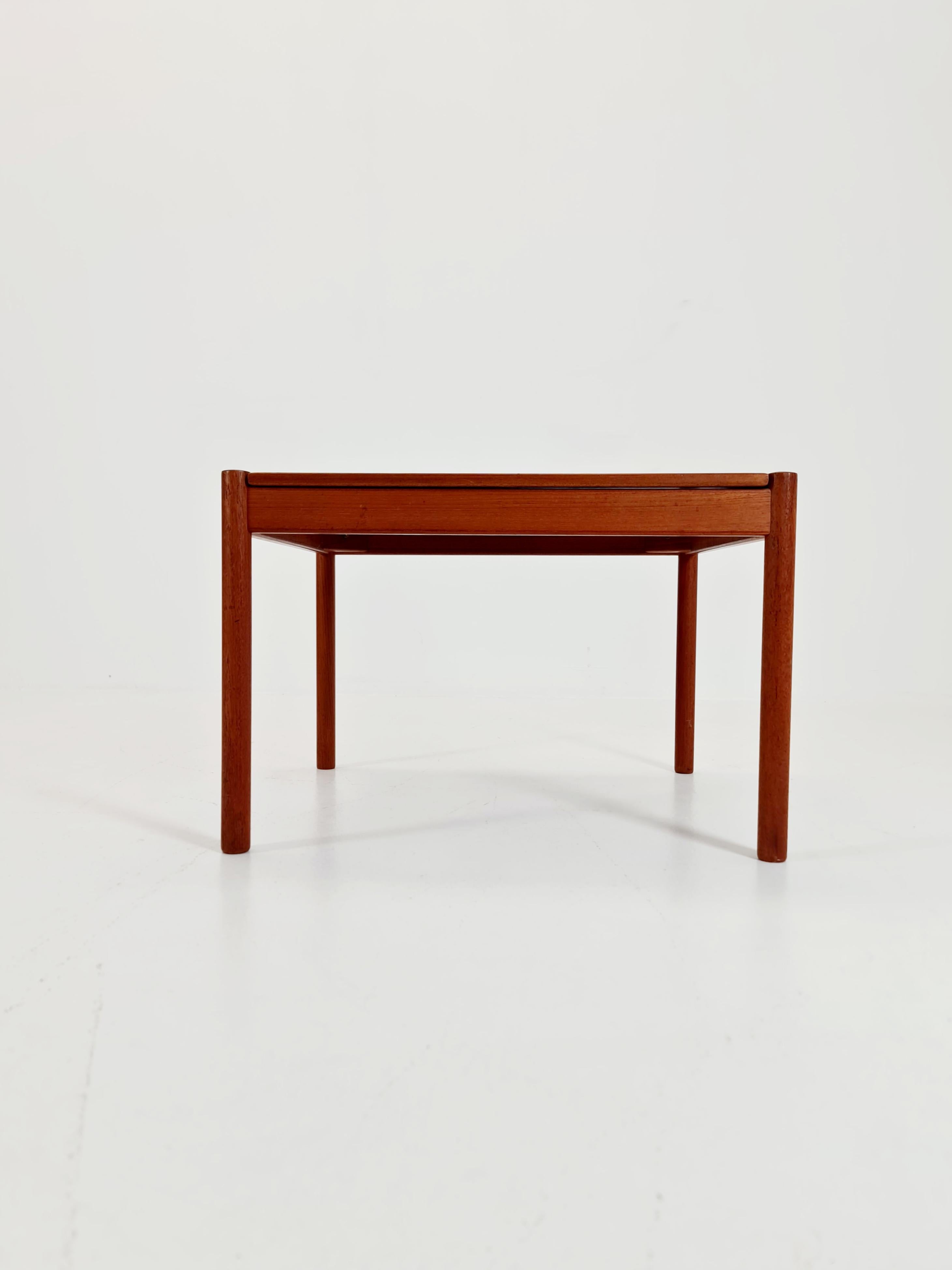 Solid Teak coffee table/ side table, By Magnus Olesen for Drup Mobelfabrik, 1960 In Good Condition For Sale In Gaggenau, DE