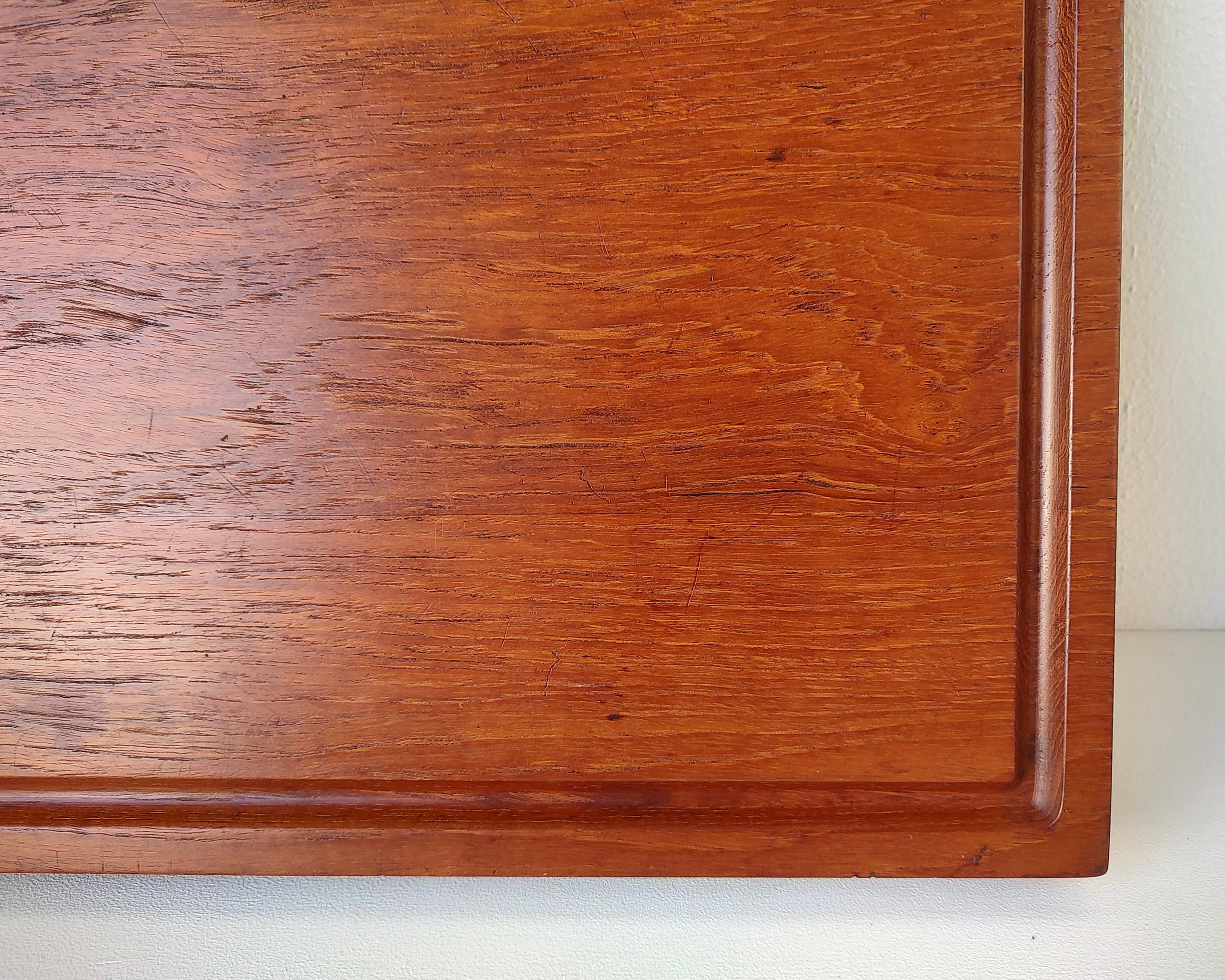 Solid Teak Cutting Board with Carved Channel In Good Condition For Sale In Hawthorne, CA