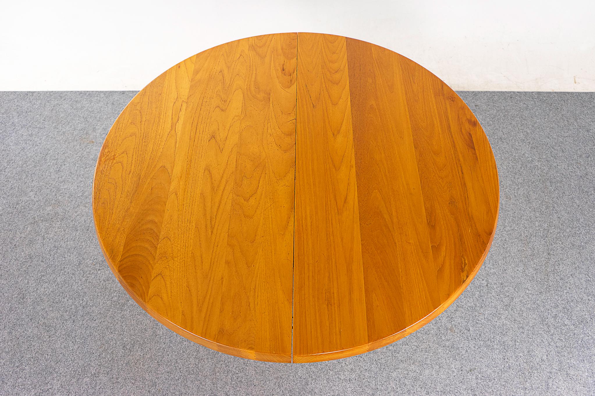  Solid Teak Danish Circular Dining Table  In Good Condition In VANCOUVER, CA