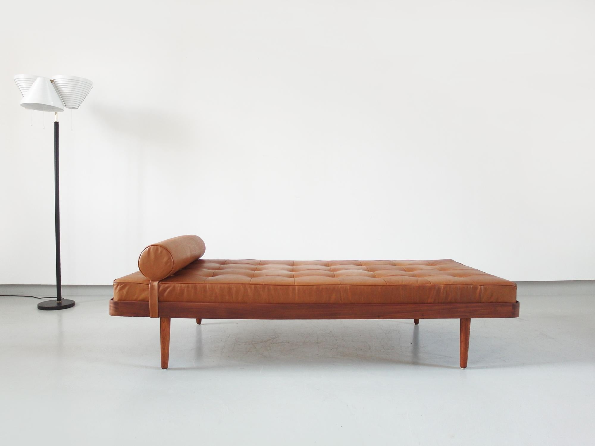 Sophisticated daybed by Danish manufacturer Horsnaes Møbler made in solid teak, Denmark, circa 1956. This daybed shows a beautiful contrast in materials.
The skillfully made teak wood frame features rounded corners and solid teak tapering legs. The