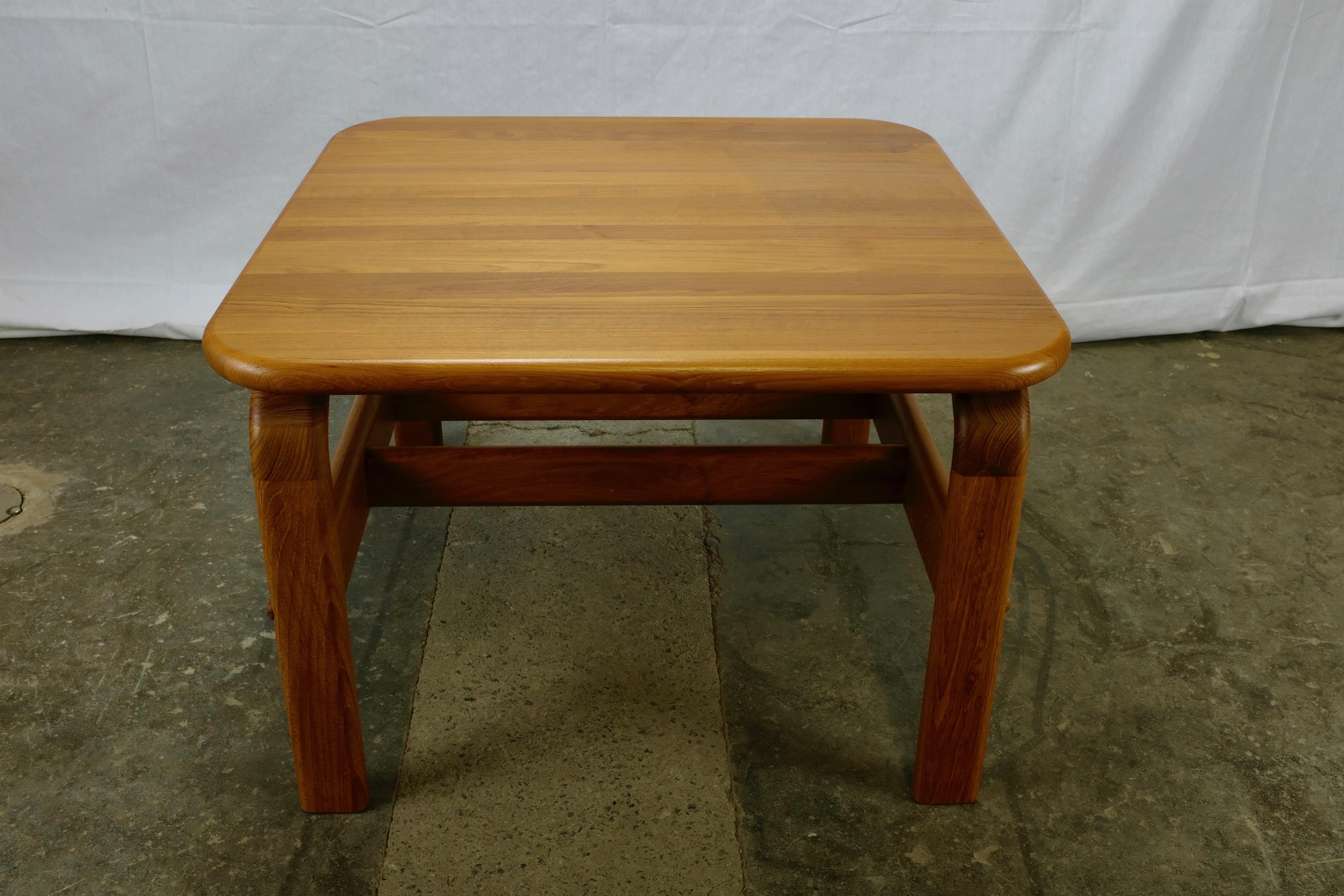 Solid Teak Danish Modern Coffee Table In Excellent Condition For Sale In Ottawa, ON