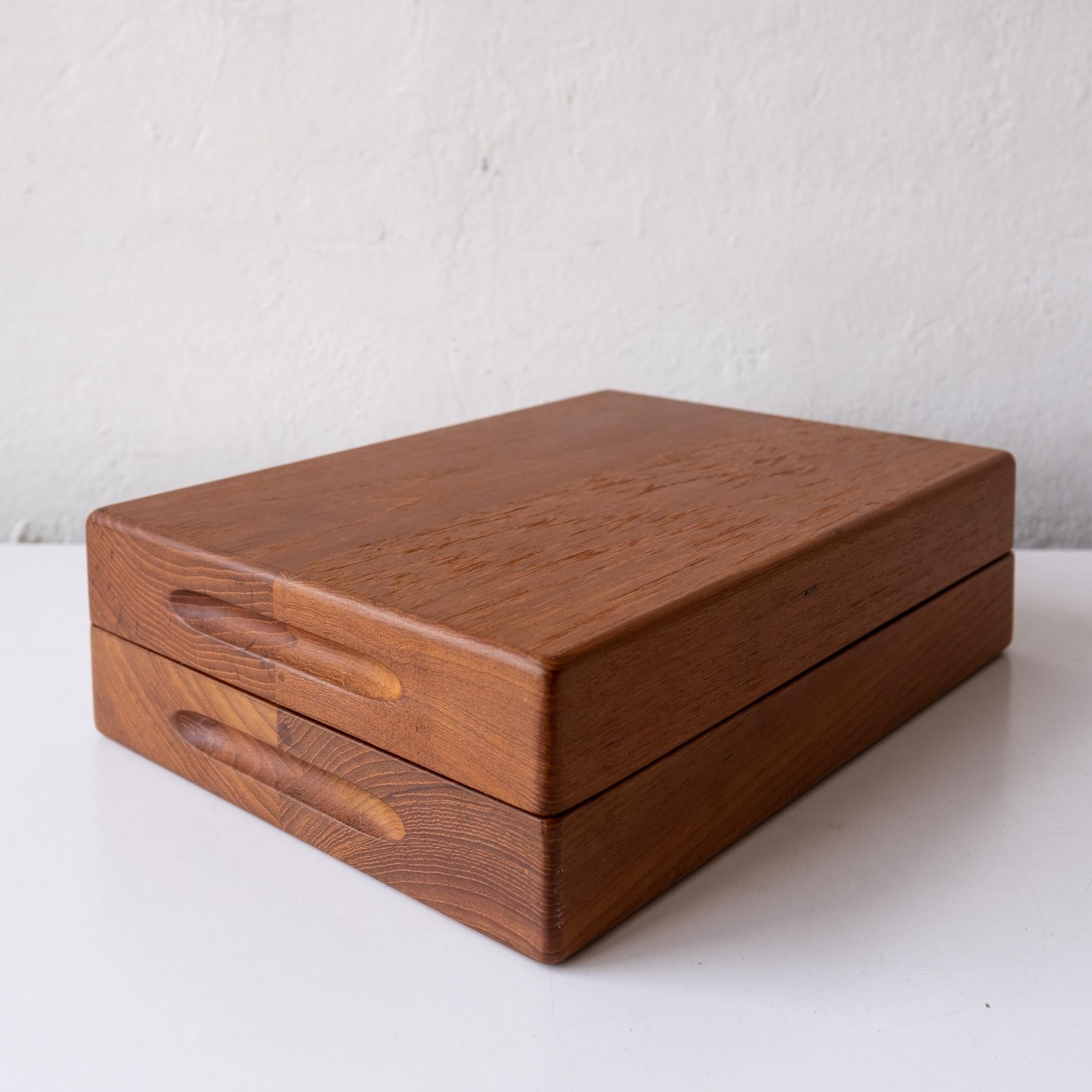 Beautifully-crafted solid teak valet box, jewelry tray and catch all. High quality brass fittings. Denmark, 1960s.