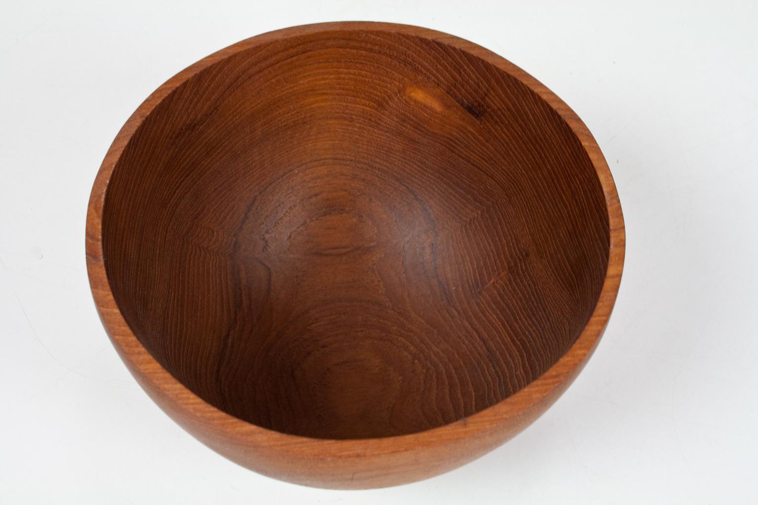 Solid Teak Danish Sculptural and Hand Moulded Bowl, 1960s Scandinavian Modern In Good Condition For Sale In Beek en Donk, NL