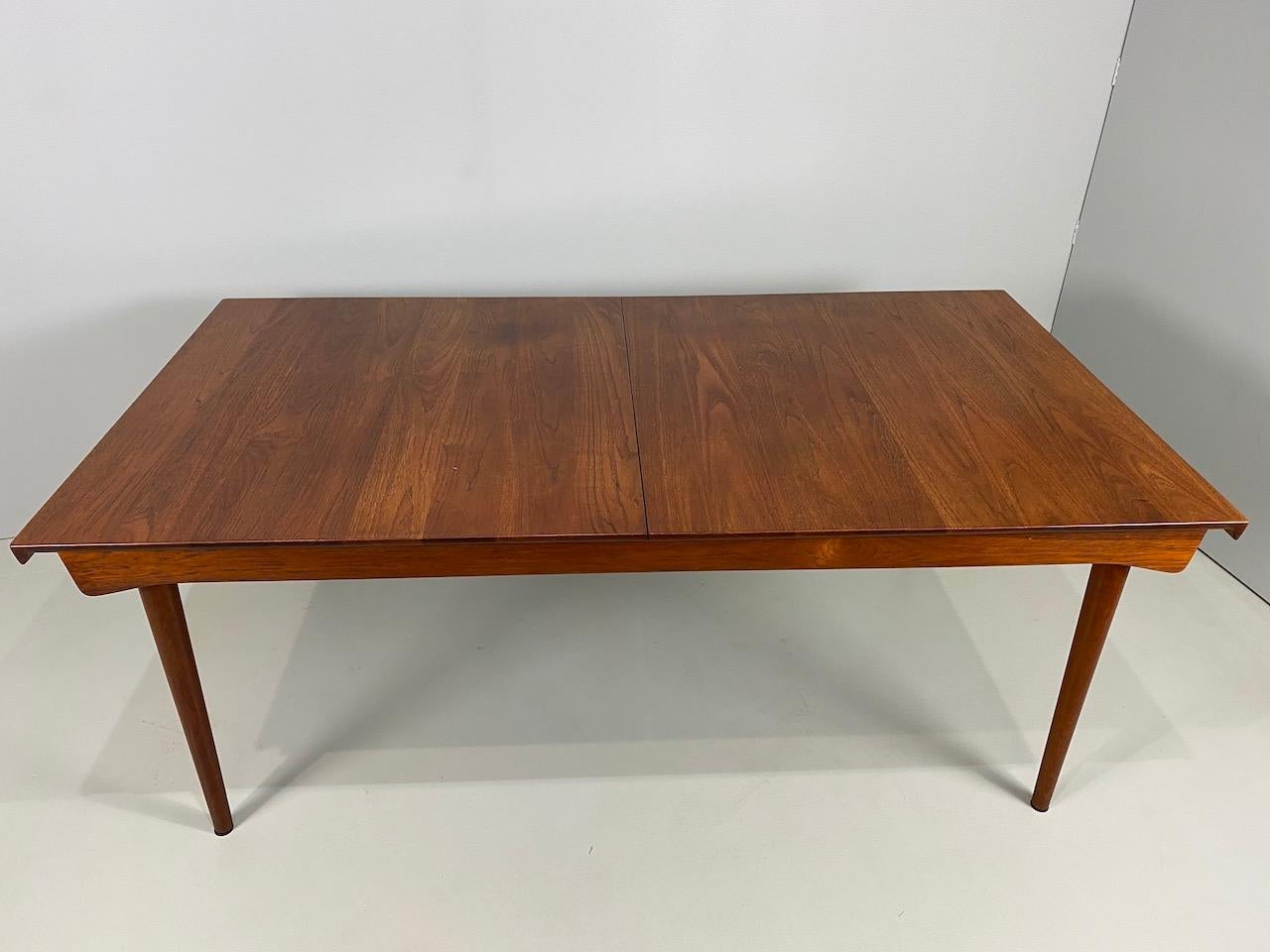 Table à rallonge en teck massif de Finn Juhl pour France & Son en vente 3