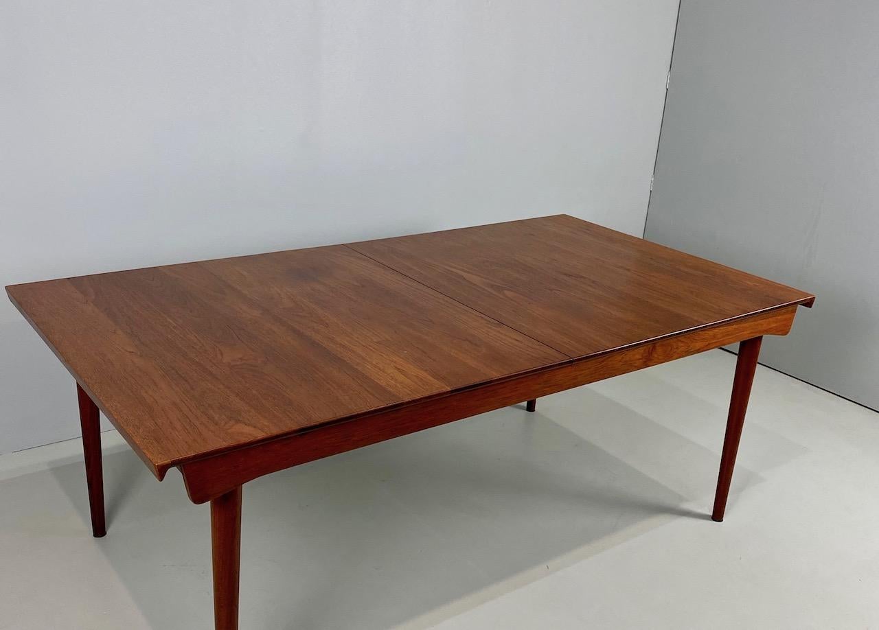 Solid Teak Extension Table by Finn Juhl for France & Son In Excellent Condition For Sale In Rovereta, SM