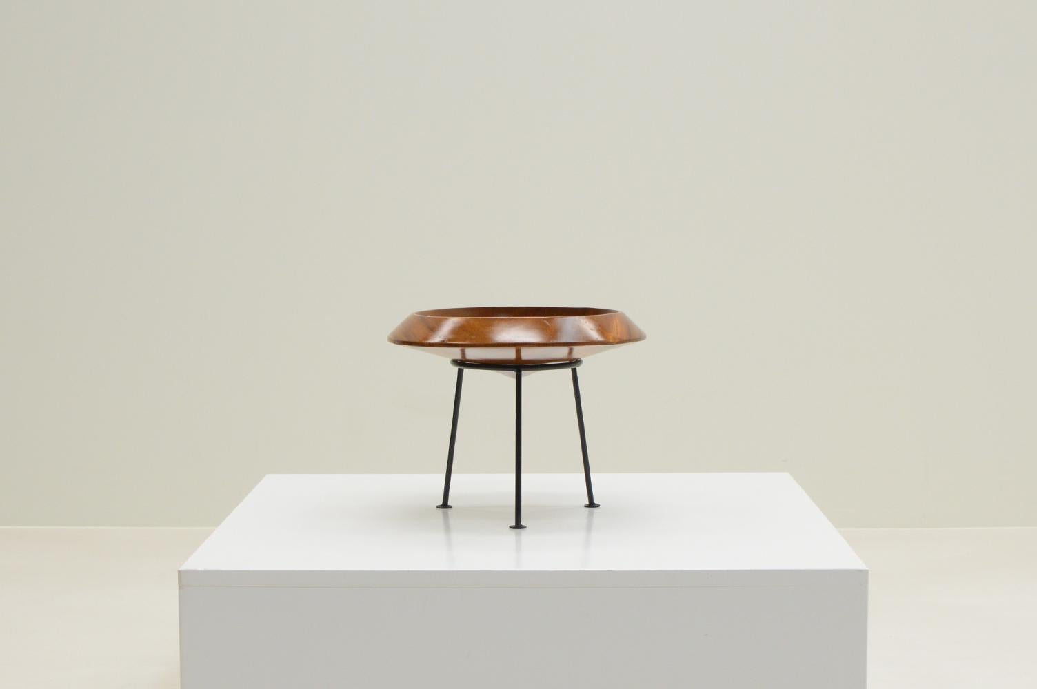 Coupe à fruits en teck, 1960 Danemark. Bol en teck massif sculpté sur un support en métal noir à trois pieds. Le bol et le support sont séparés. Objet vintage en très bon état. 

Demandez un devis pour obtenir les derniers tarifs d'expédition.
