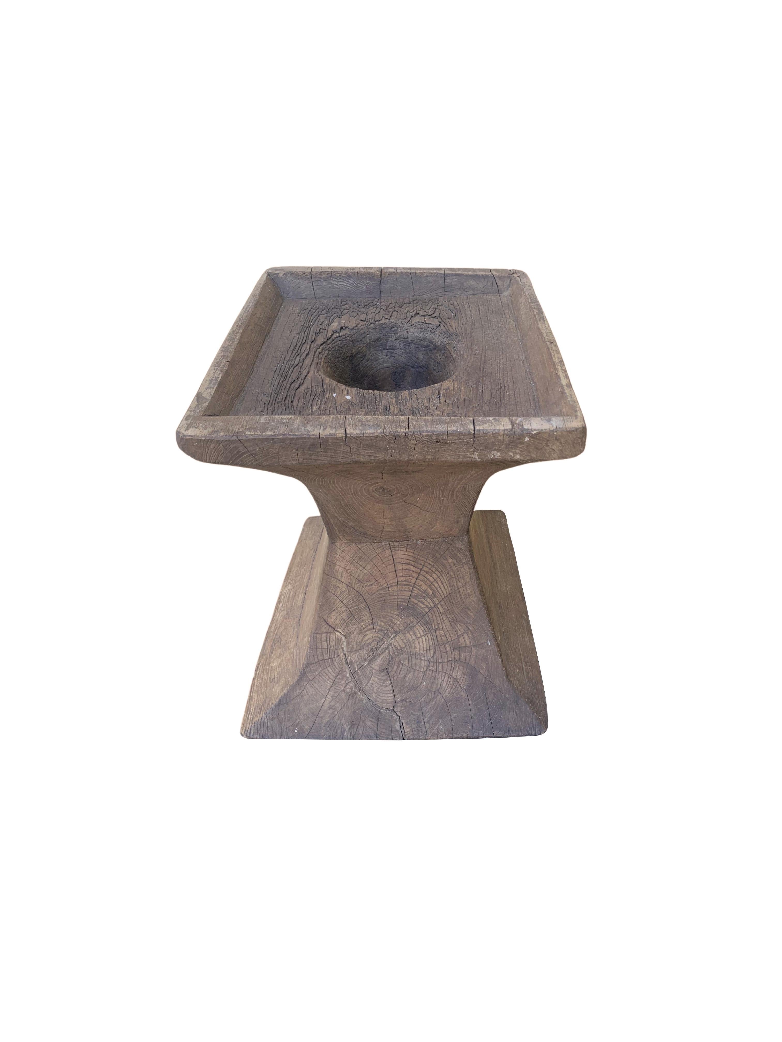 A vintage mortar bowl soured from rural Java & crafted from a solid teak wood slab. A raw and organic object with beautiful wood textures and imperfections. Unique to this mortar is its handle. A versatile decorative object to bring warmth and life