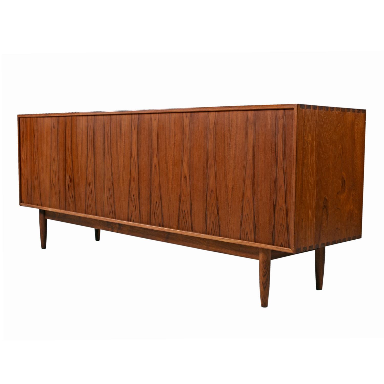 Massives Teakholz Johannes Aasbjerg Danish Modern Credenza mit Tambour-Türen (Mitte des 20. Jahrhunderts)