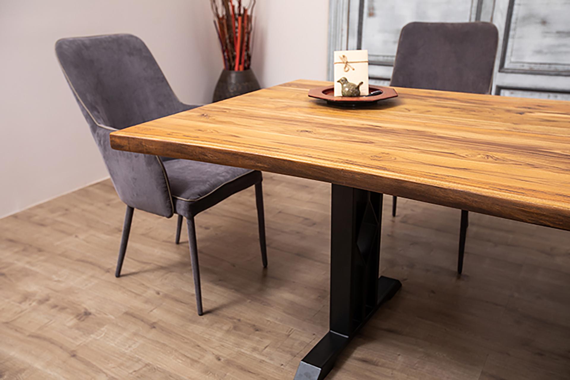 Cette table de salle à manger en teck massif live edge, fabriquée à la main, sera un ajout étonnant à toute salle à manger grâce à la combinaison d'un design moderne et d'une beauté naturelle. Le bois massif à couper le souffle, parfaitement