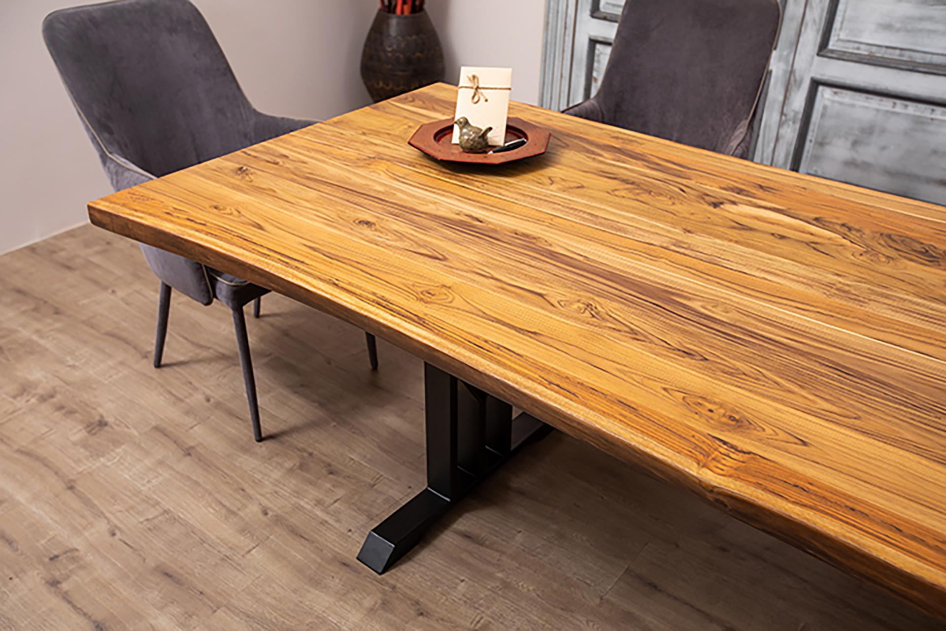 Teck Table à bord vif en teck massif avec pieds en métal en vente