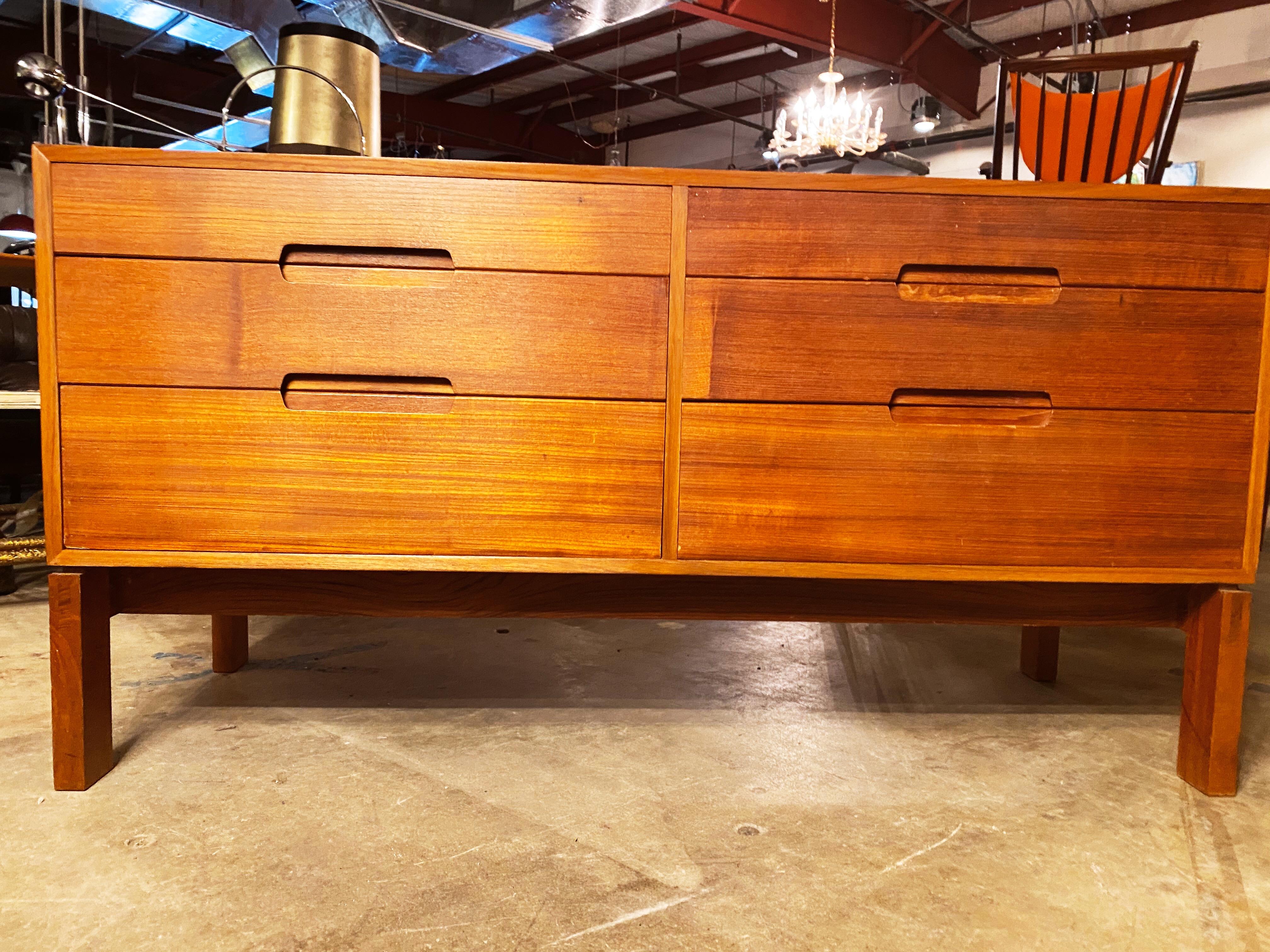 This solid teak lowboy chest by Johannes Aasbjerg is in overall good condition. Features dovetail joinery, finger-jointed base. Finished on back. High quality construction by a danish master.
Denmark.
Dimensions: 50 x 19.5 x 26.