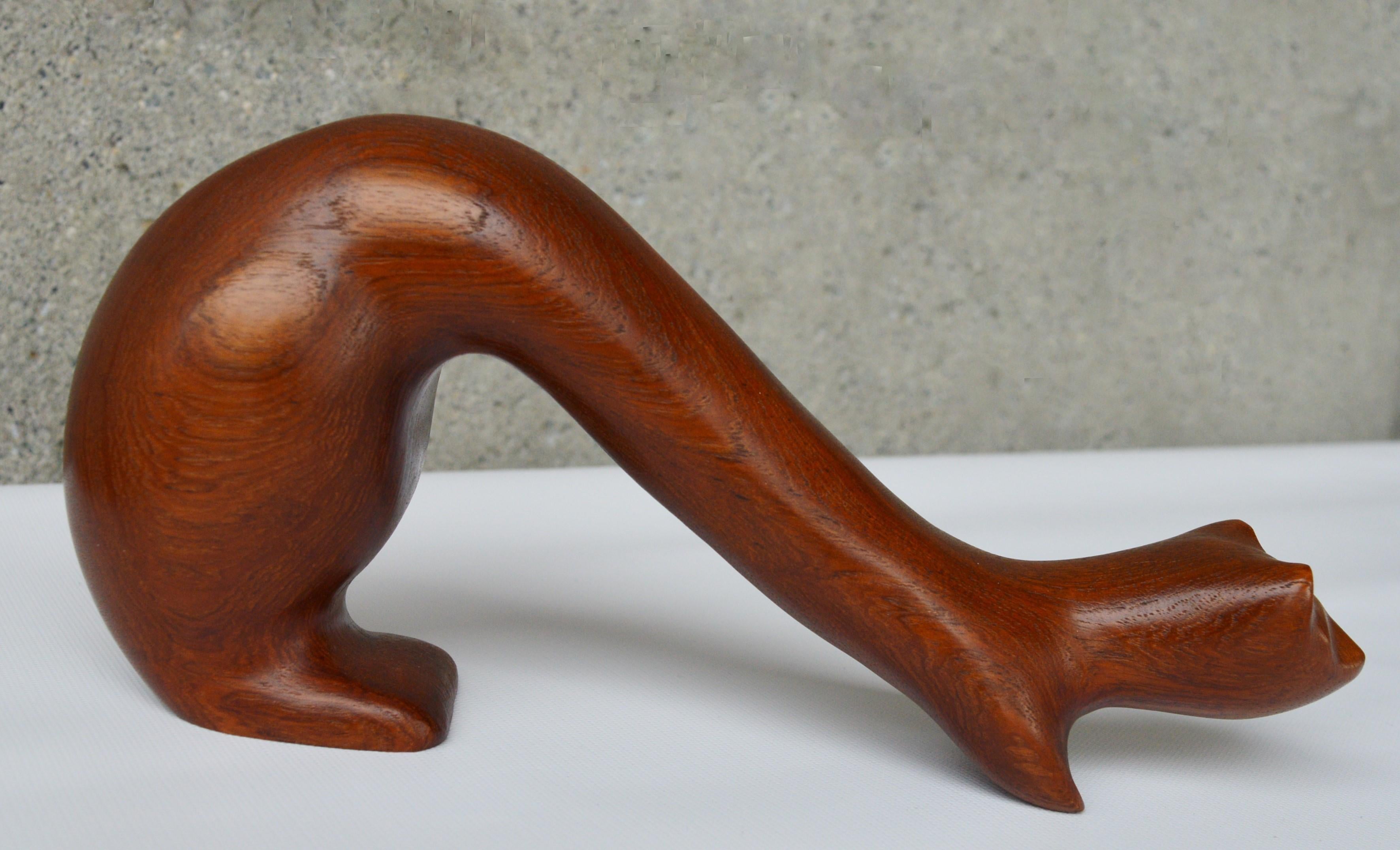 Minimalistische Ferret-Schnitzerei oder Skulptur aus massivem Teakholz von John Fox 4