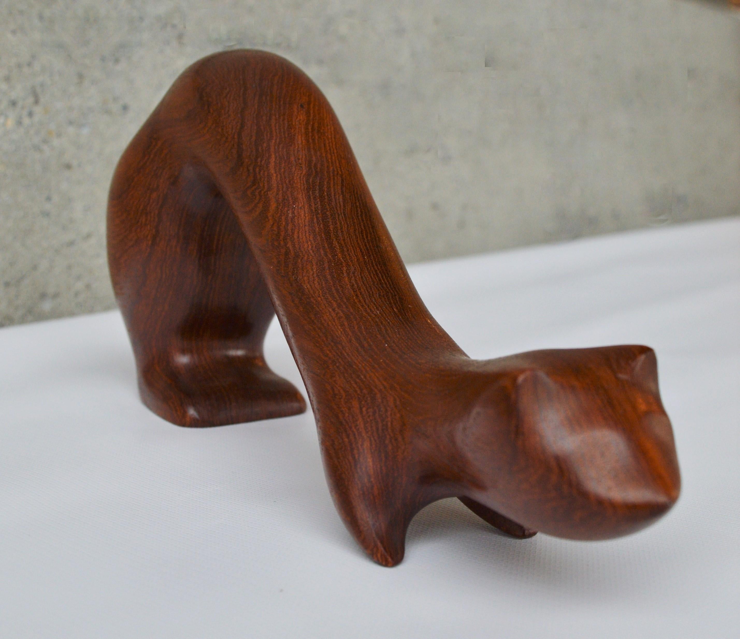 Minimalistische Ferret-Schnitzerei oder Skulptur aus massivem Teakholz von John Fox (Moderne der Mitte des Jahrhunderts)