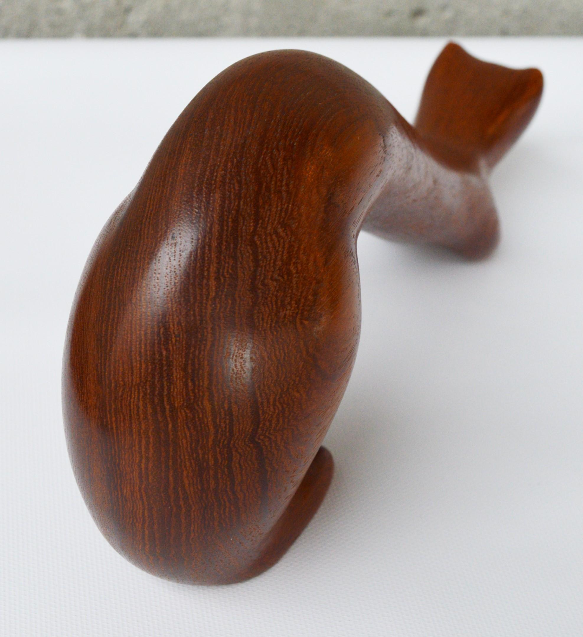 Minimalistische Ferret-Schnitzerei oder Skulptur aus massivem Teakholz von John Fox (Mitte des 20. Jahrhunderts)