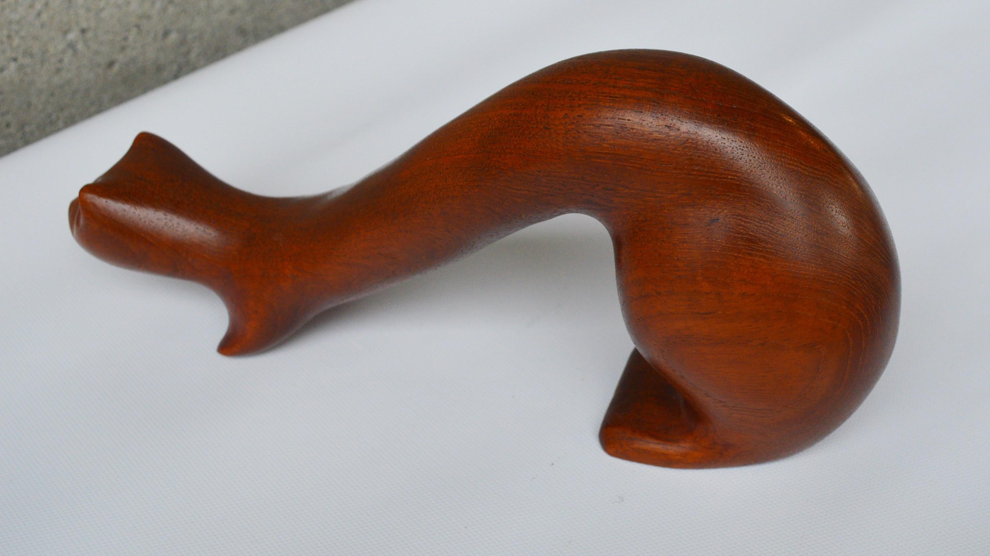 Minimalistische Ferret-Schnitzerei oder Skulptur aus massivem Teakholz von John Fox 1