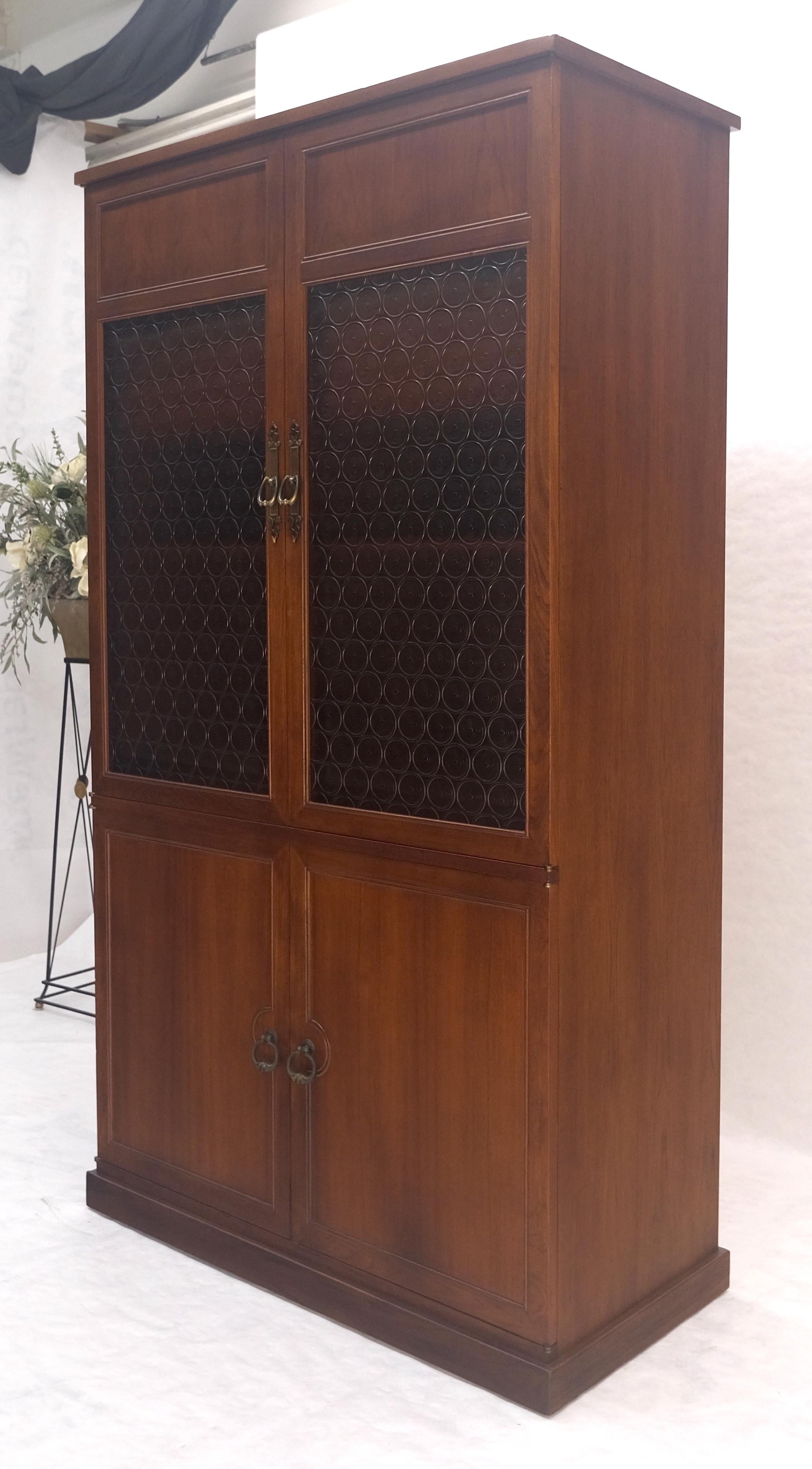 Crédence en teck massif à tiroirs multiples et à portes en verre texturé ambré en vente 4