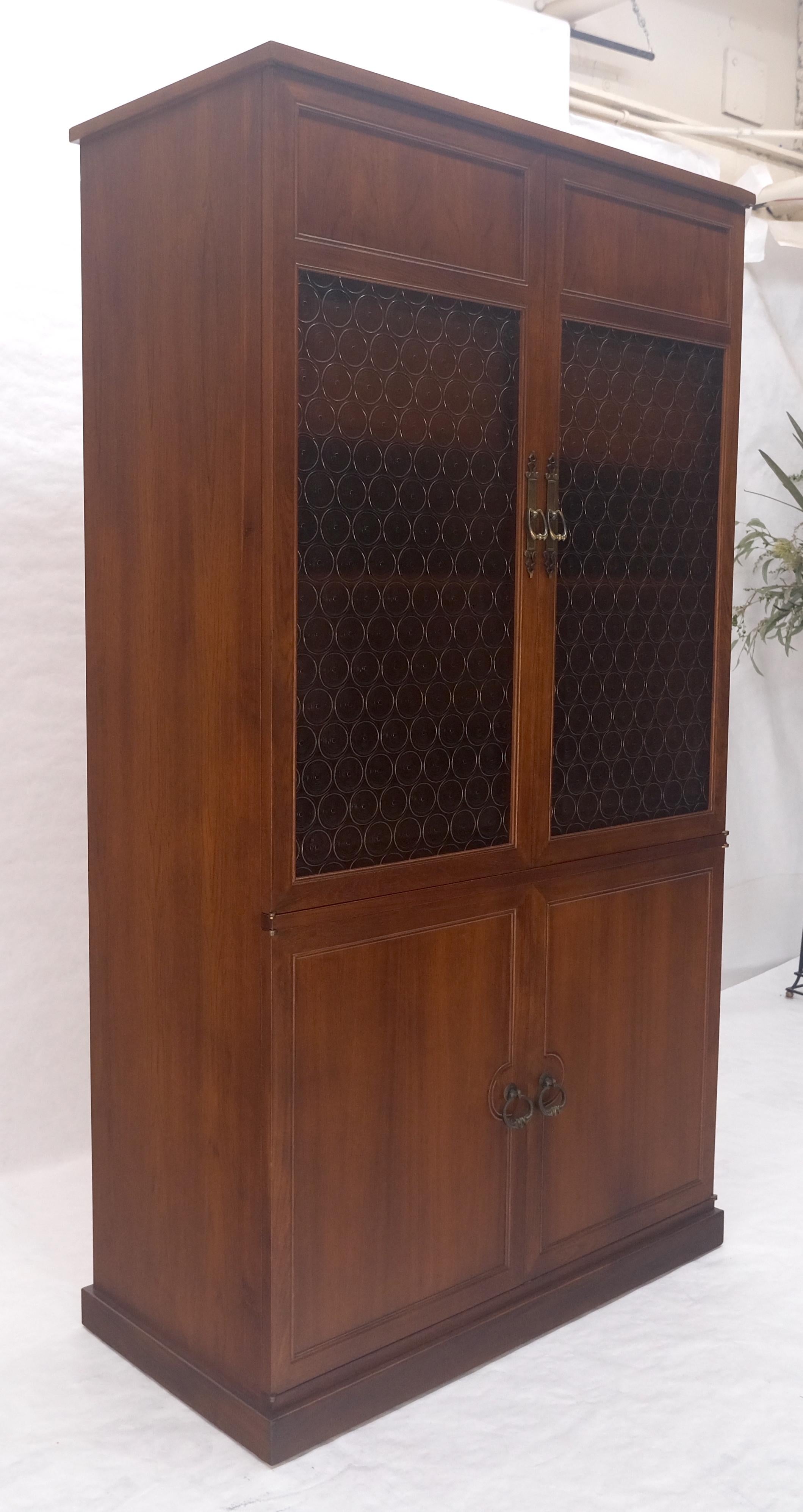 Crédence en teck massif à tiroirs multiples et à portes en verre texturé ambré en vente 6