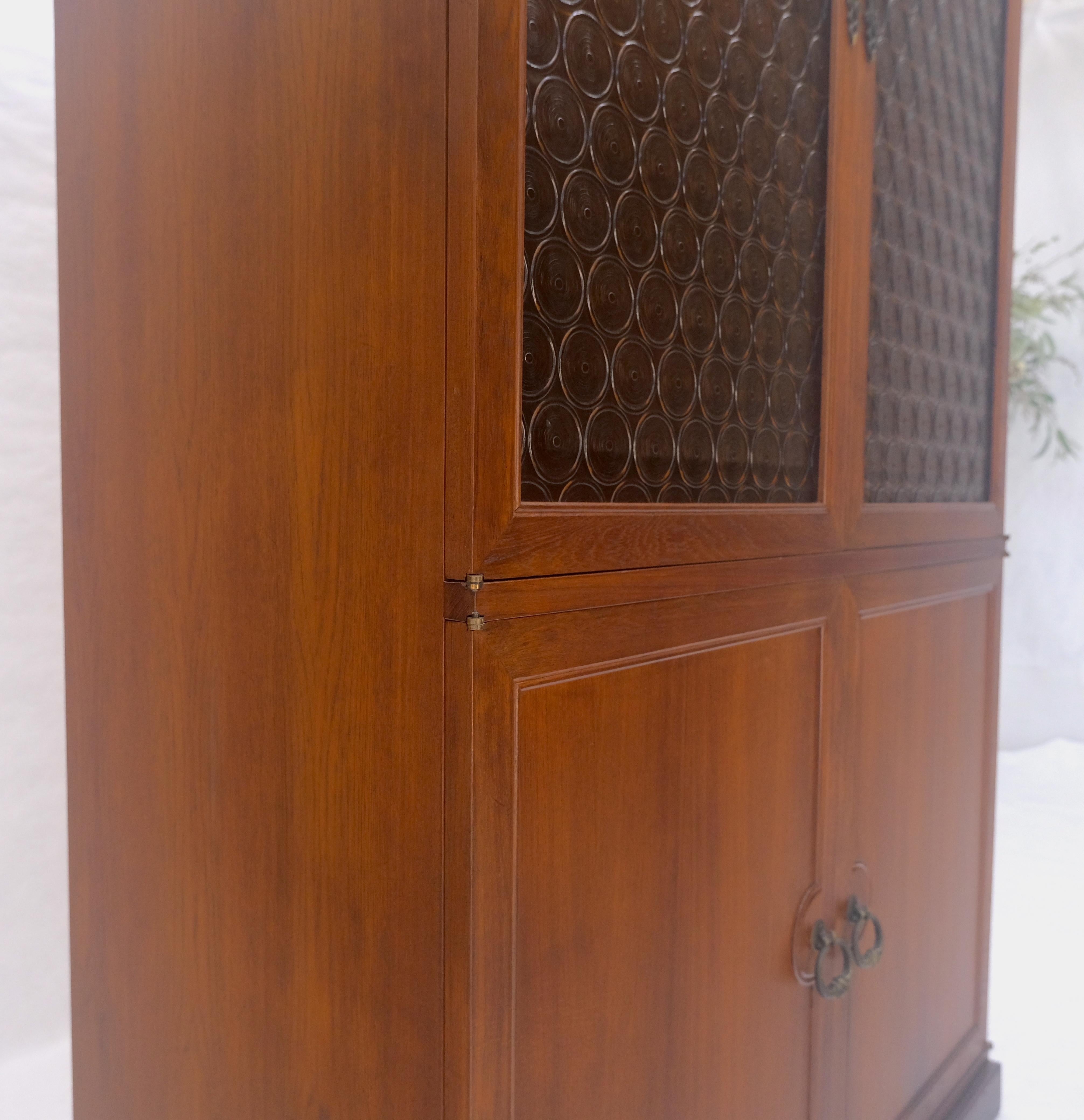 Crédence en teck massif à tiroirs multiples et à portes en verre texturé ambré en vente 8