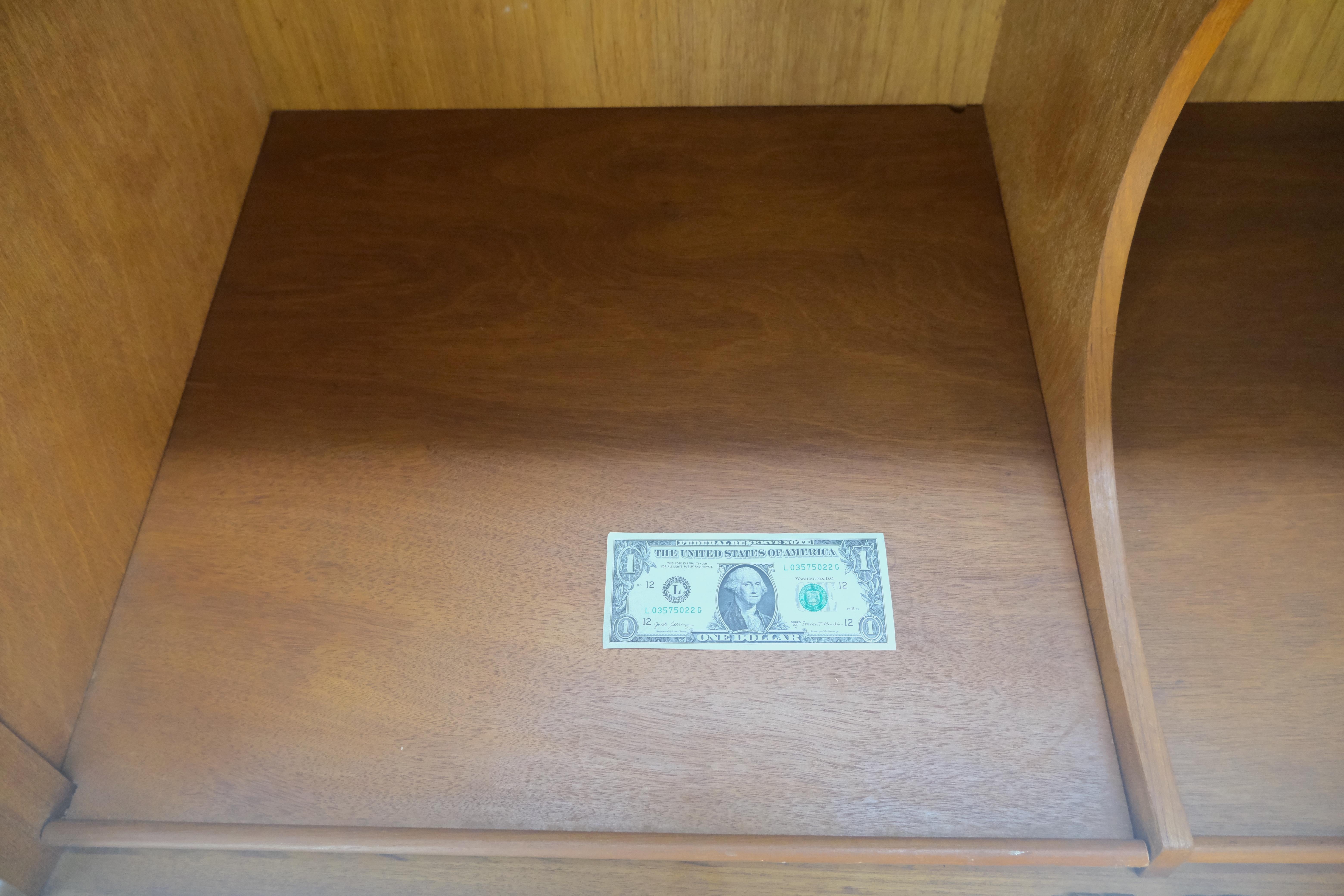 Crédence en teck massif à tiroirs multiples et à portes en verre texturé ambré en vente 9