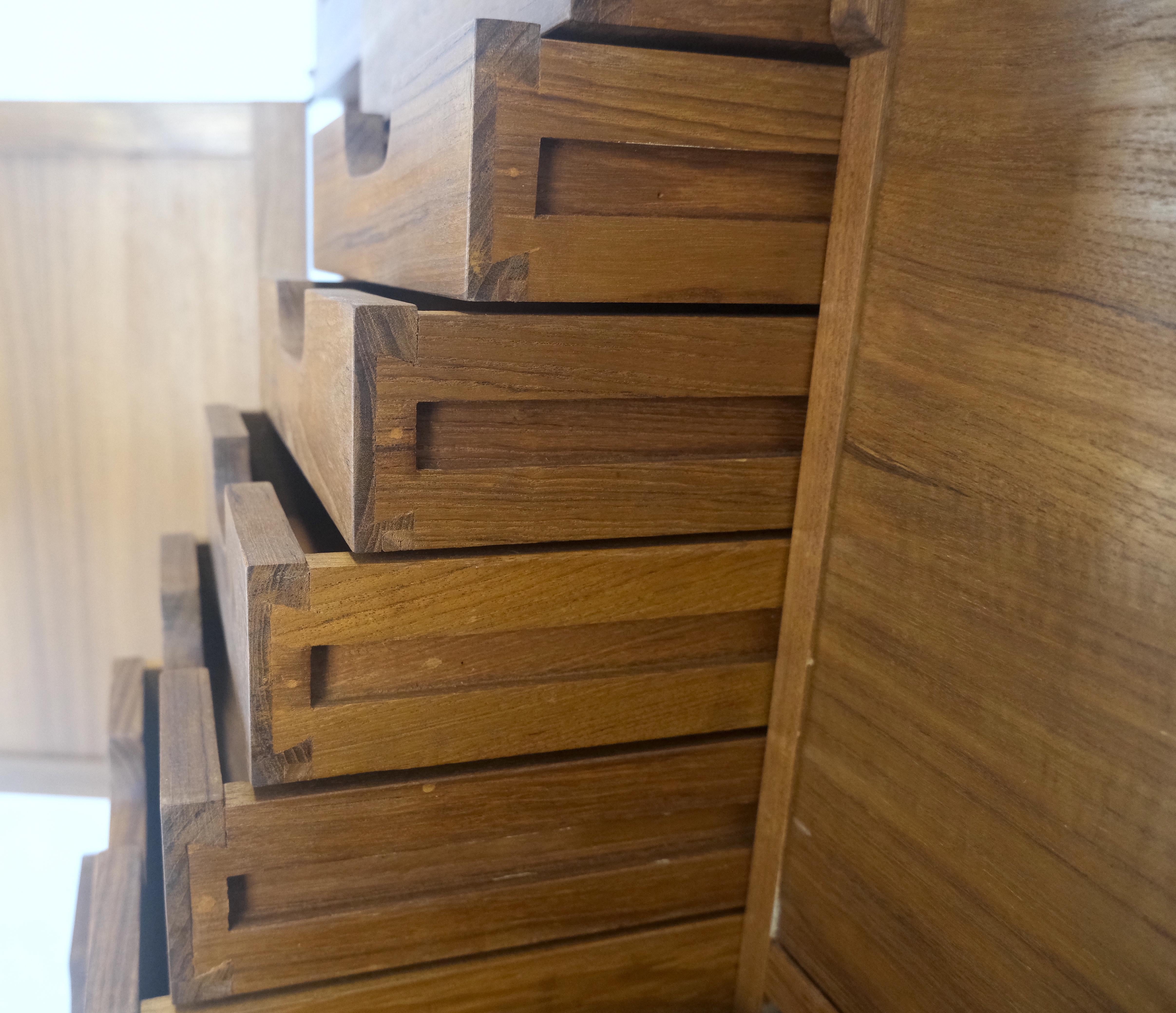 MINT ! Crédence en teck massif à tiroirs multiples et à portes en verre texturé ambré 