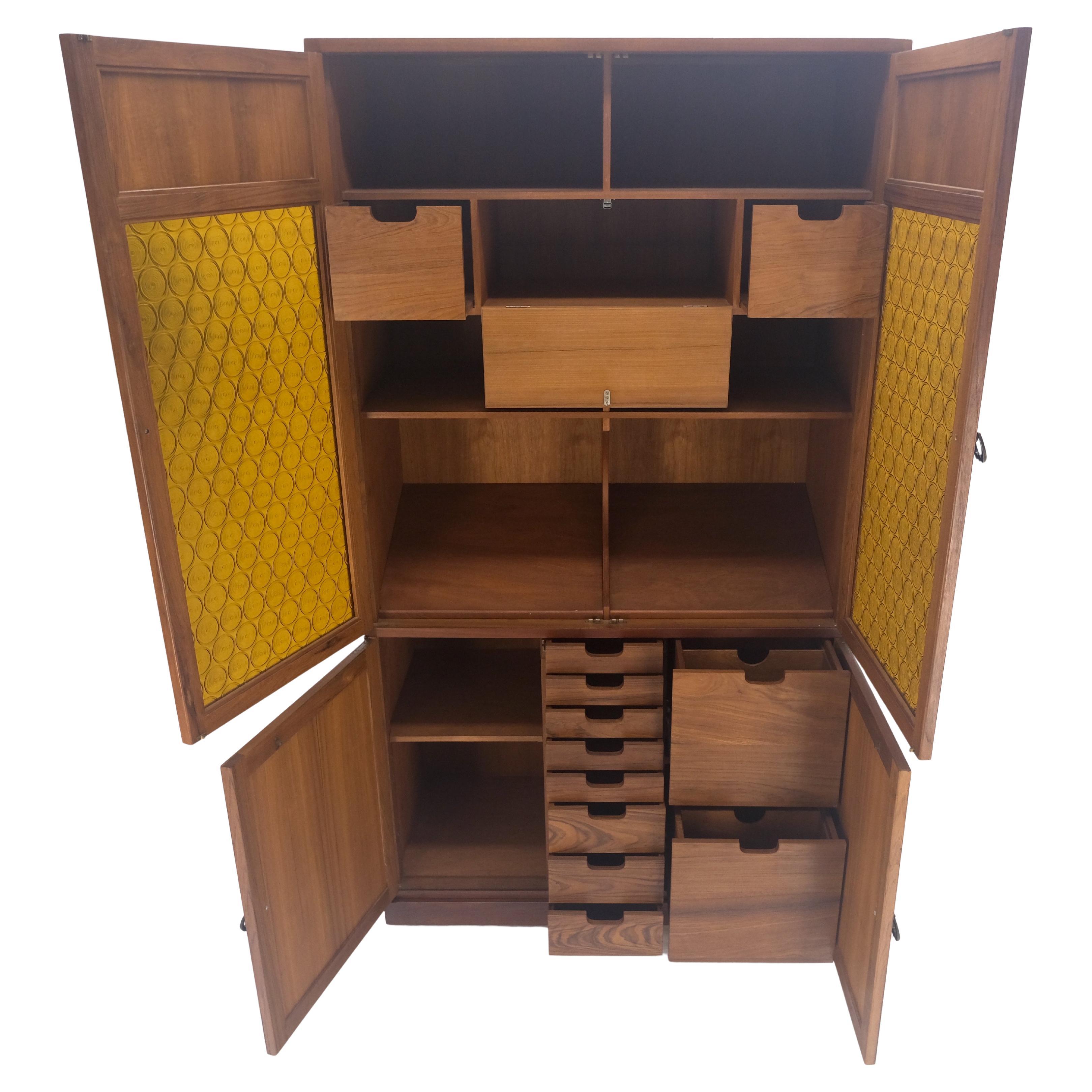 Mid-Century Modern Crédence en teck massif à tiroirs multiples et à portes en verre texturé ambré en vente