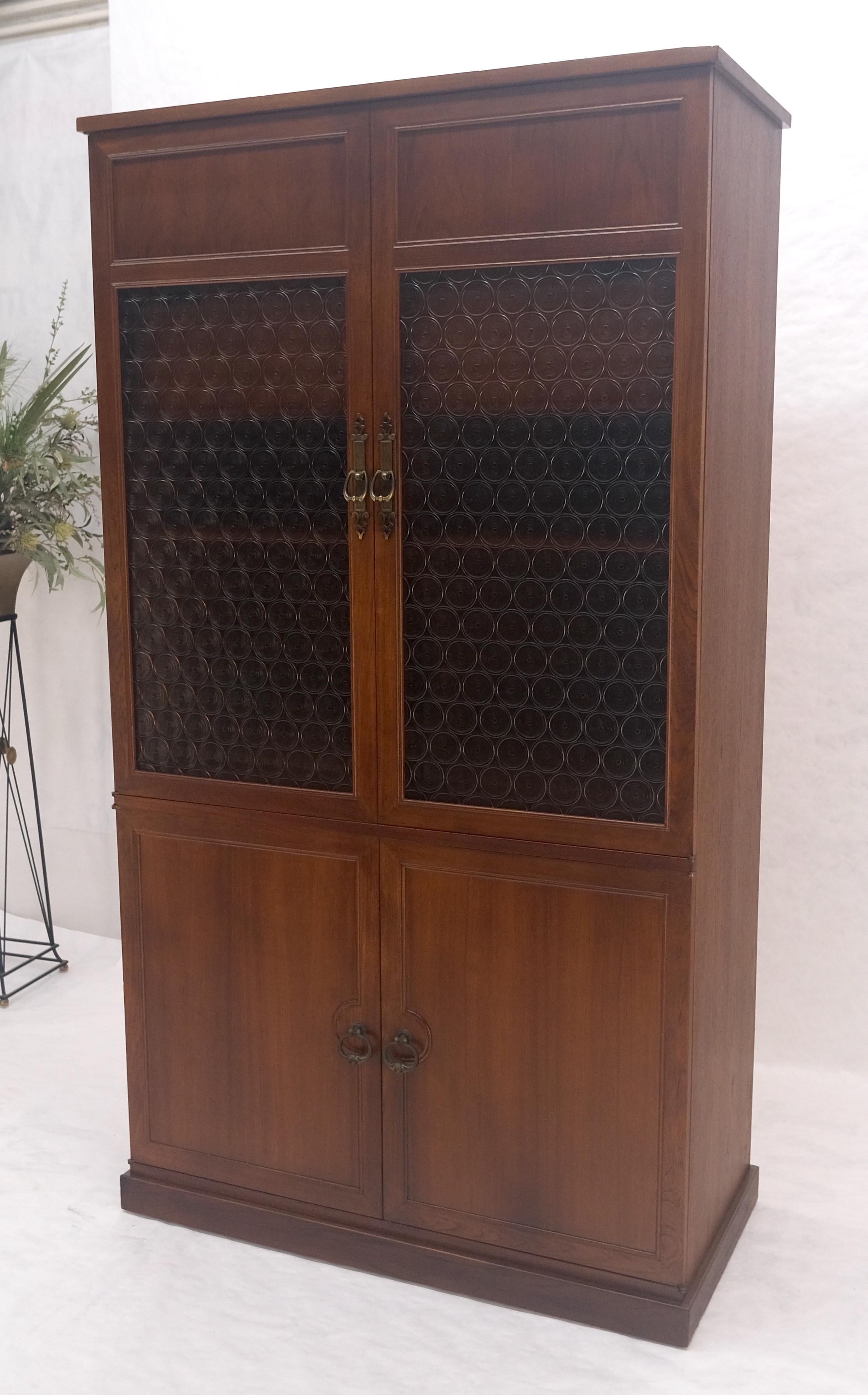 Danois Crédence en teck massif à tiroirs multiples et à portes en verre texturé ambré en vente