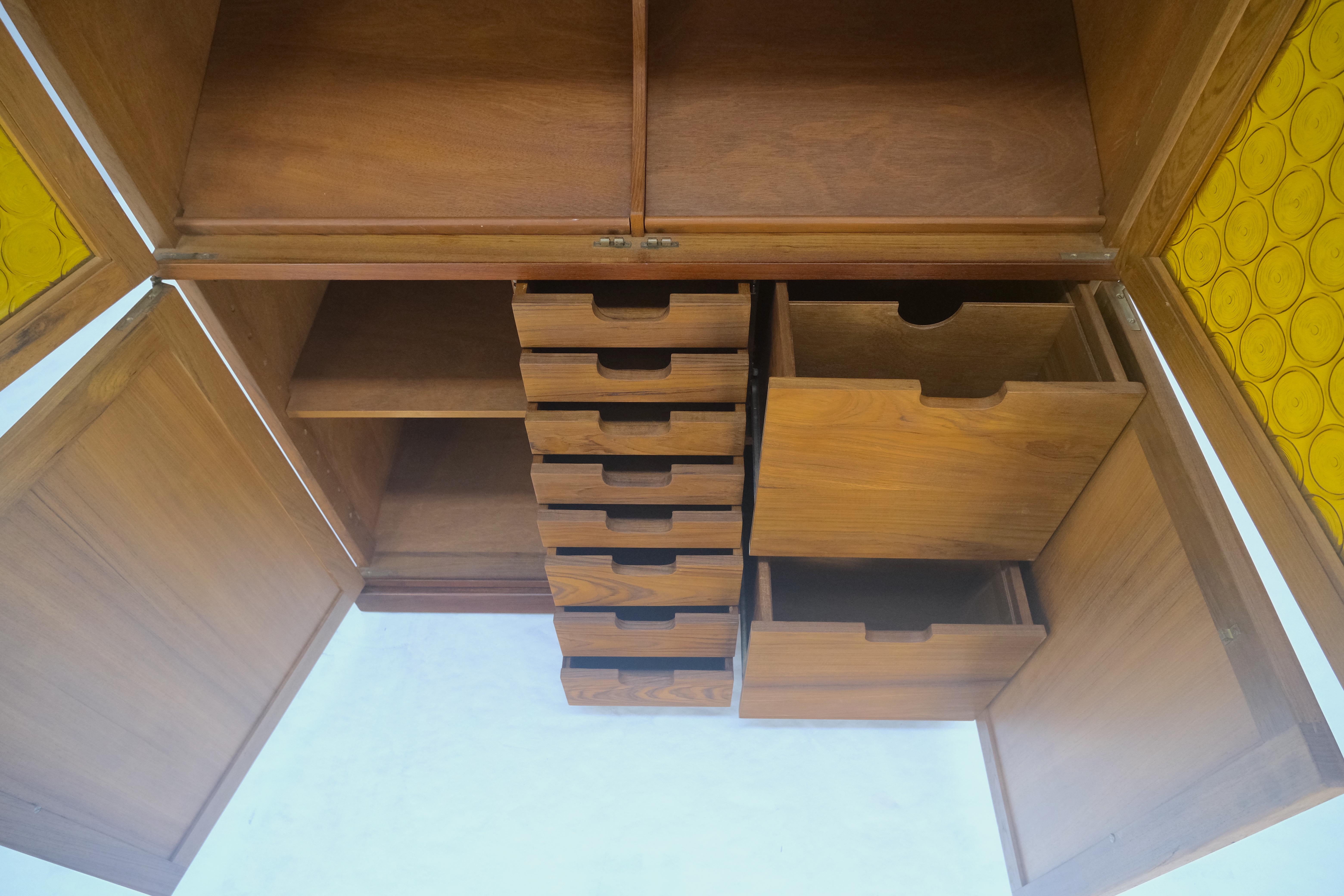 Crédence en teck massif à tiroirs multiples et à portes en verre texturé ambré Bon état - En vente à Rockaway, NJ