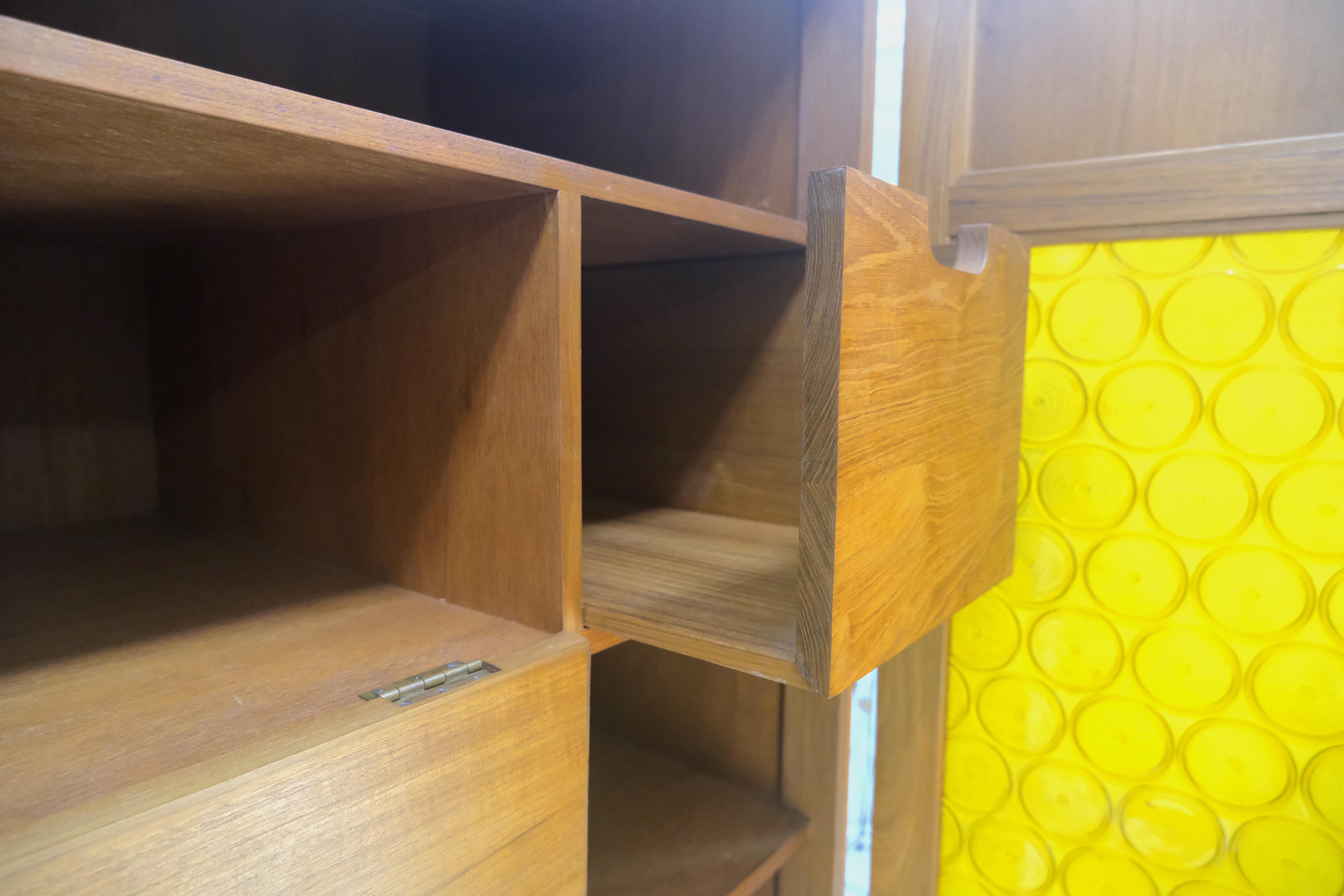 20ième siècle Crédence en teck massif à tiroirs multiples et à portes en verre texturé ambré en vente