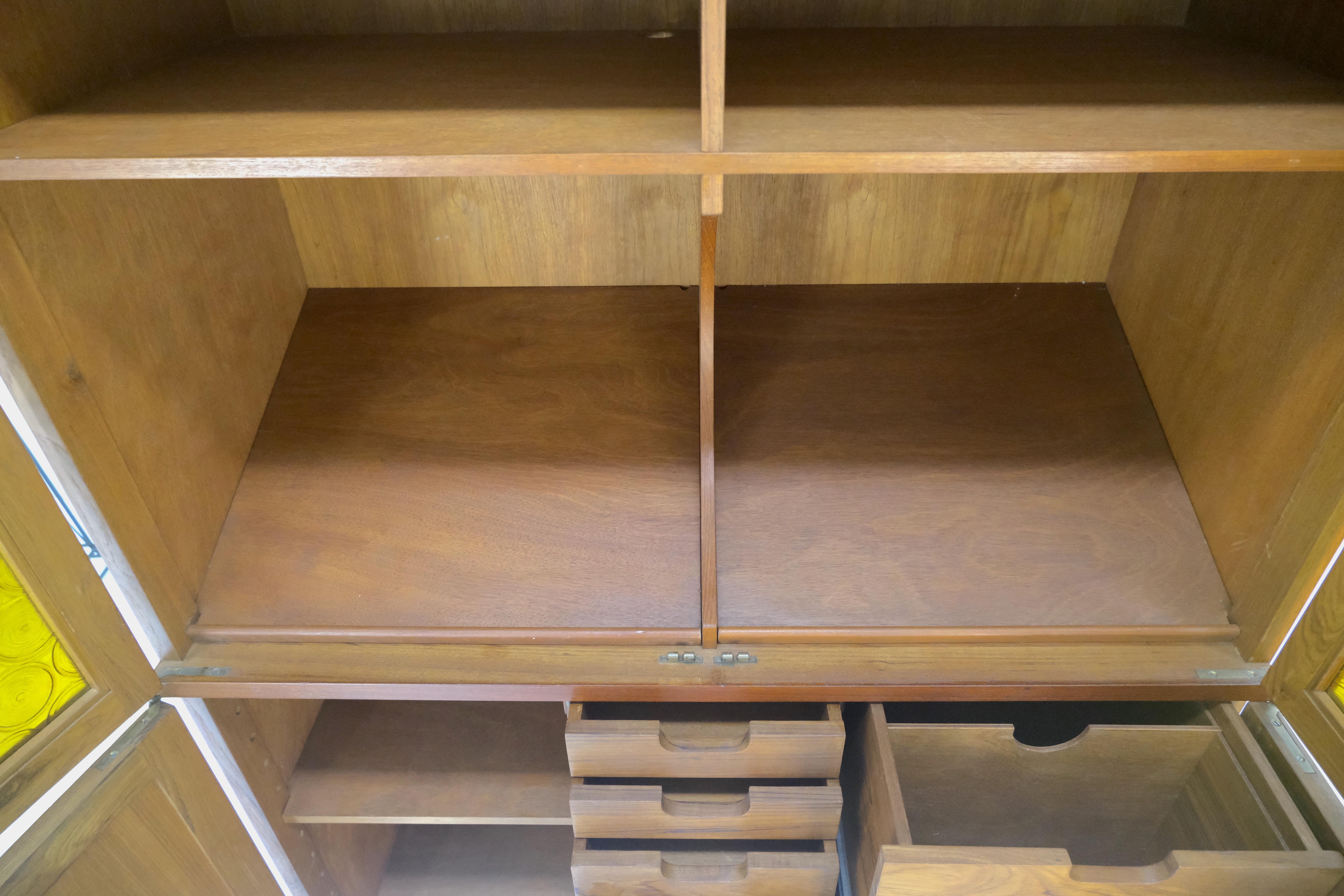 Laiton Crédence en teck massif à tiroirs multiples et à portes en verre texturé ambré en vente