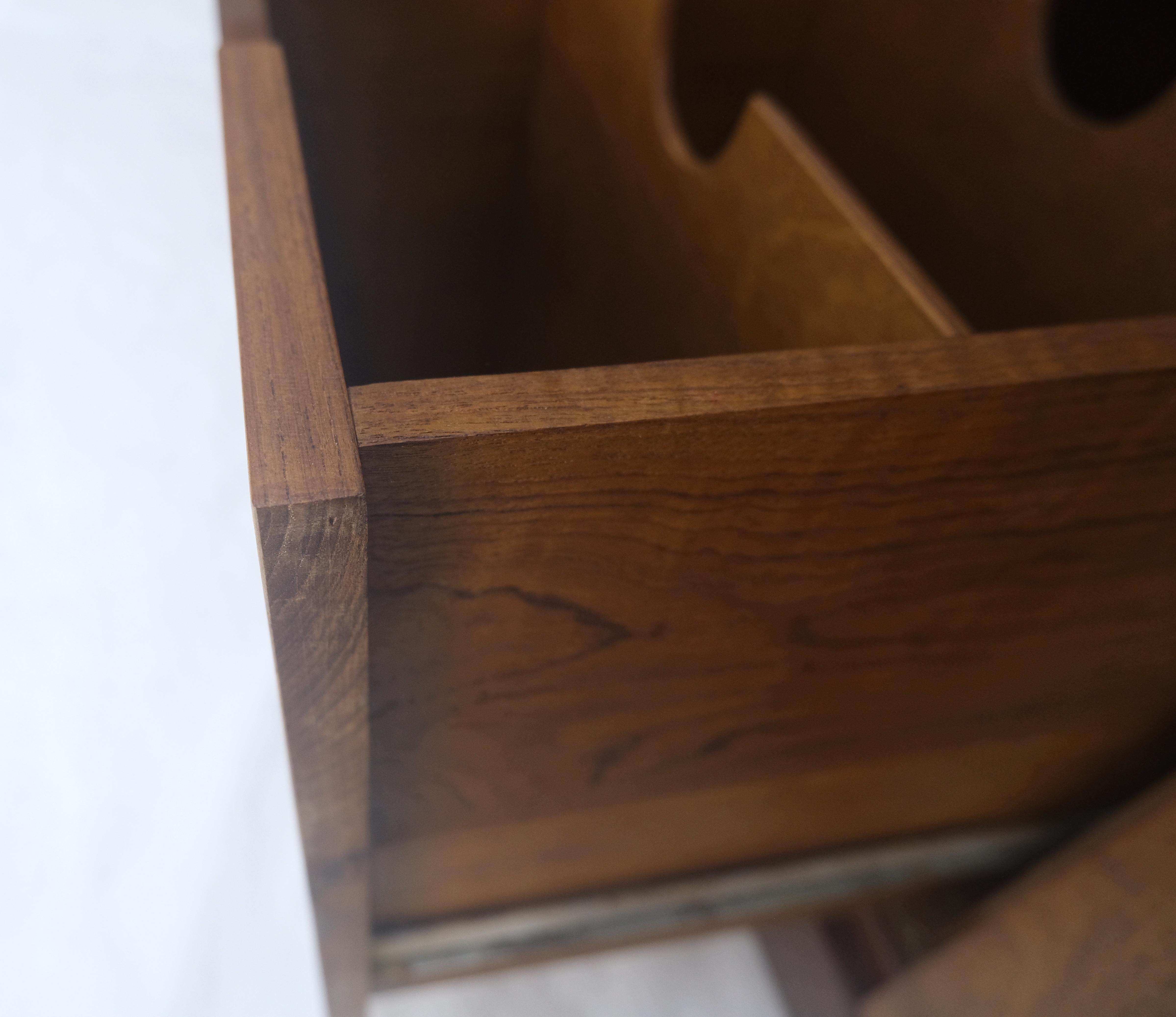 Crédence en teck massif à tiroirs multiples et à portes en verre texturé ambré en vente 1