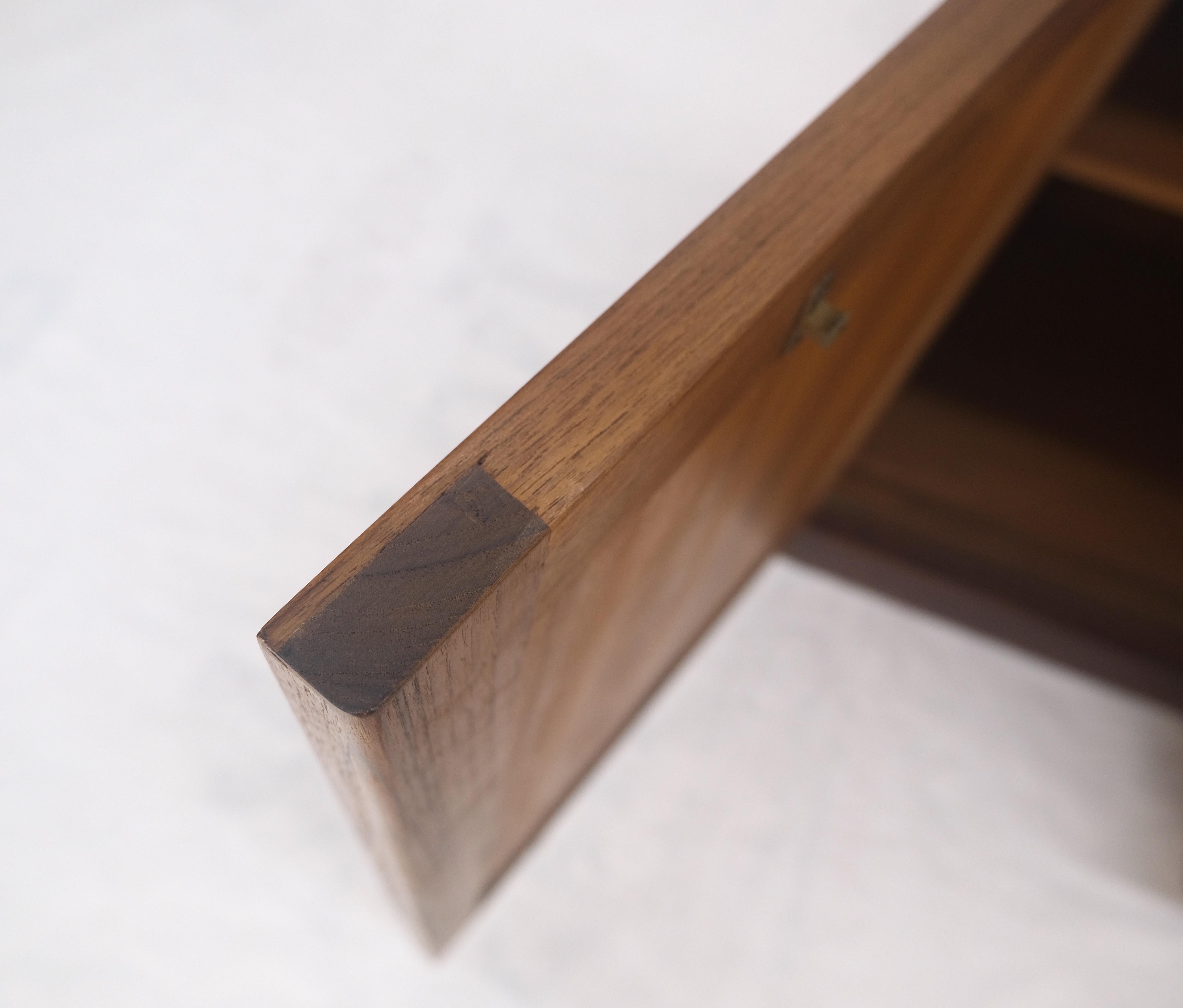 Crédence en teck massif à tiroirs multiples et à portes en verre texturé ambré en vente 2