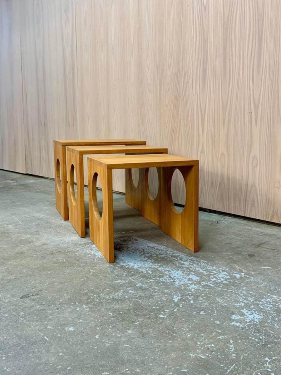 Nouveau dans notre collection, nous sommes heureux de présenter un rare ensemble de tables gigognes en teck massif, conçues par Jens Quistgaard pour Nissen vers 1981. Ce design recherché met en valeur de superbes bois de teck, magnifiquement mis en