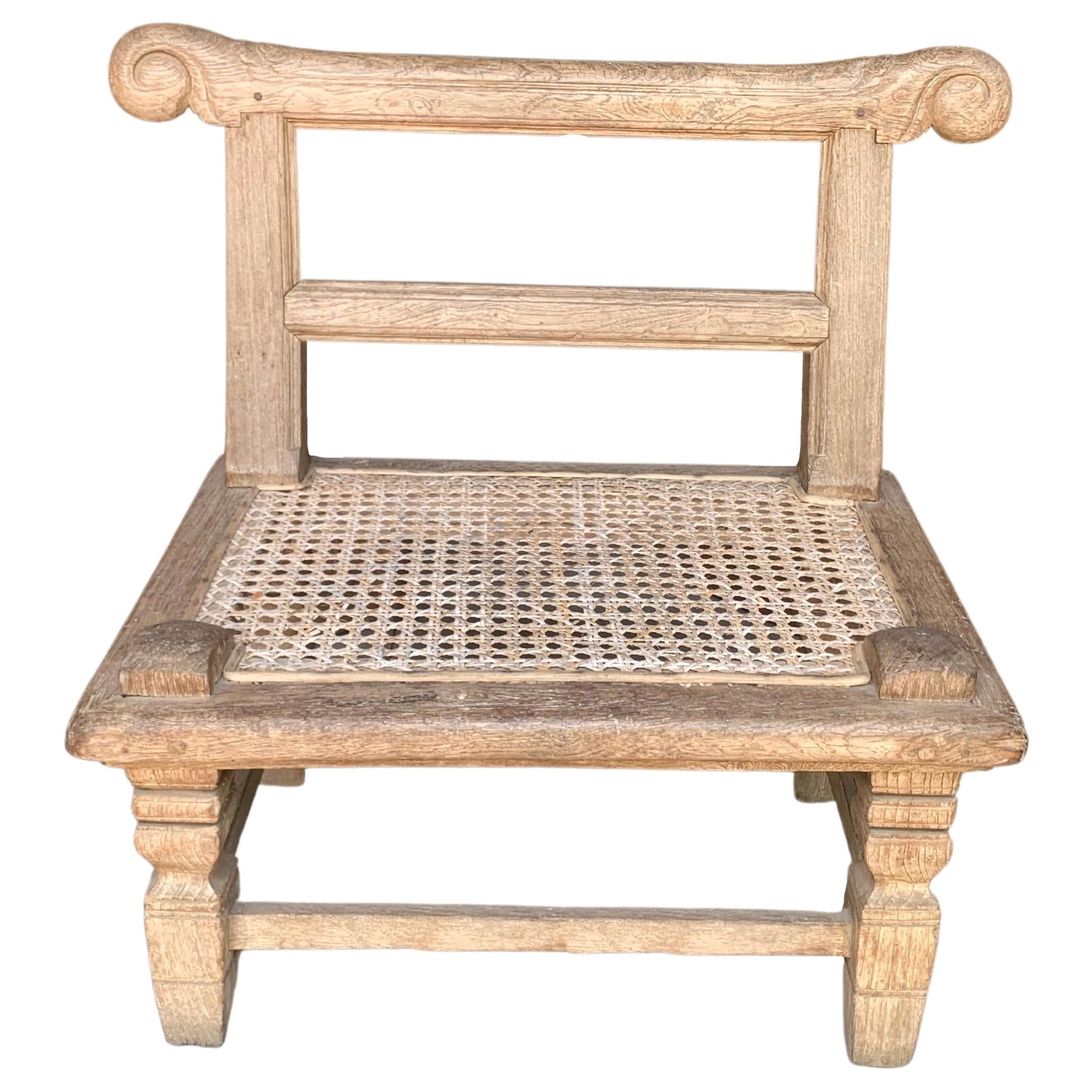 Niedriger Stuhl aus massivem Teakholz und Rattan Madura Island, Java, Indonesien, ca. 1950