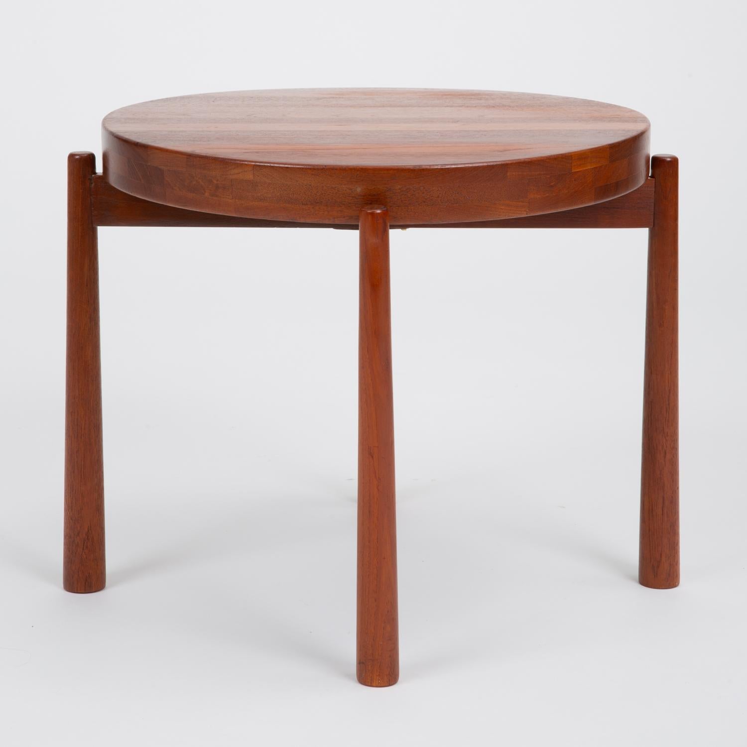Solid Teak Side Table with Reversible Tray by DUX In Excellent Condition In Los Angeles, CA