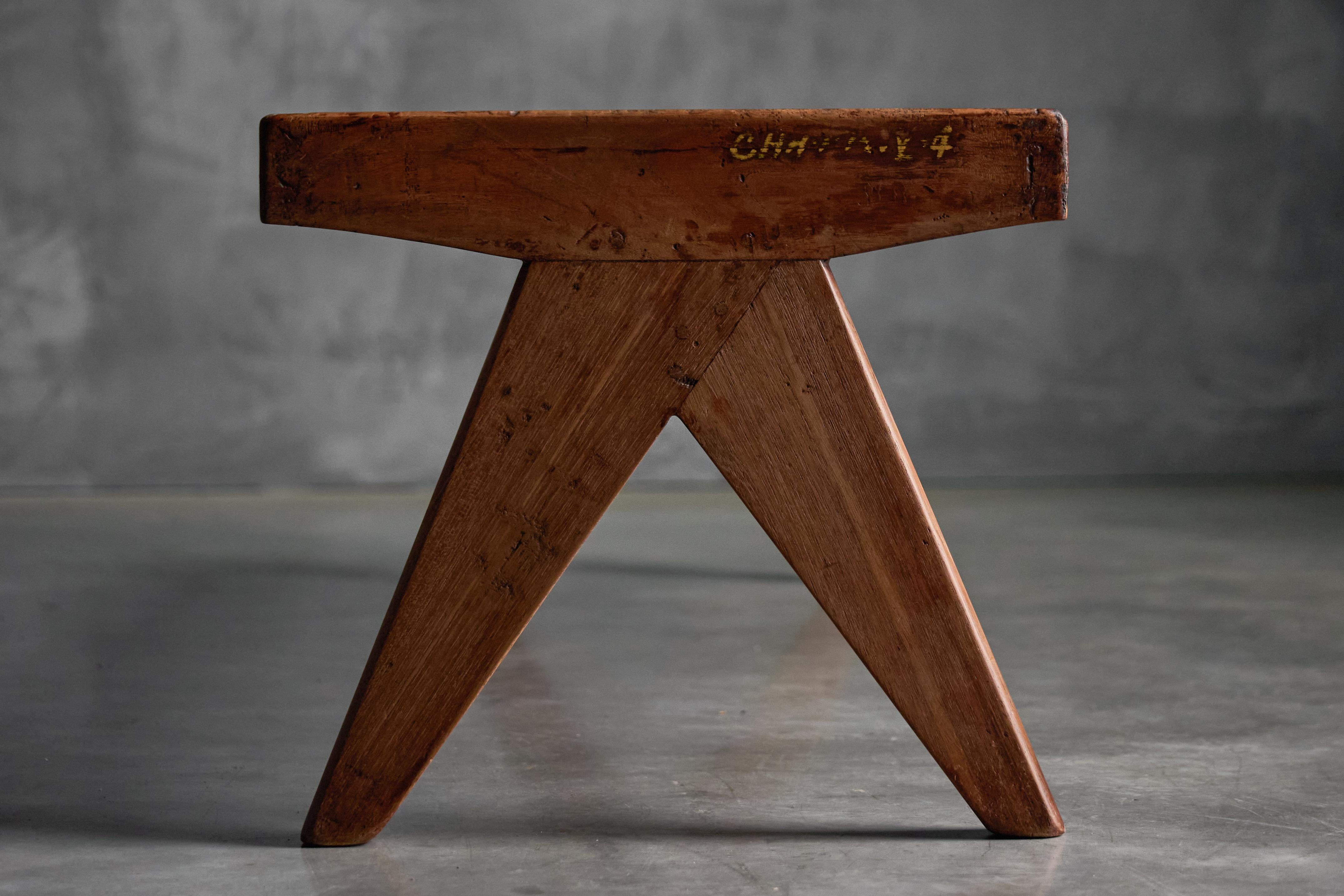 Banc à lattes en teck massif par Pierre Jeanneret, Inde, années 1950 en vente 1