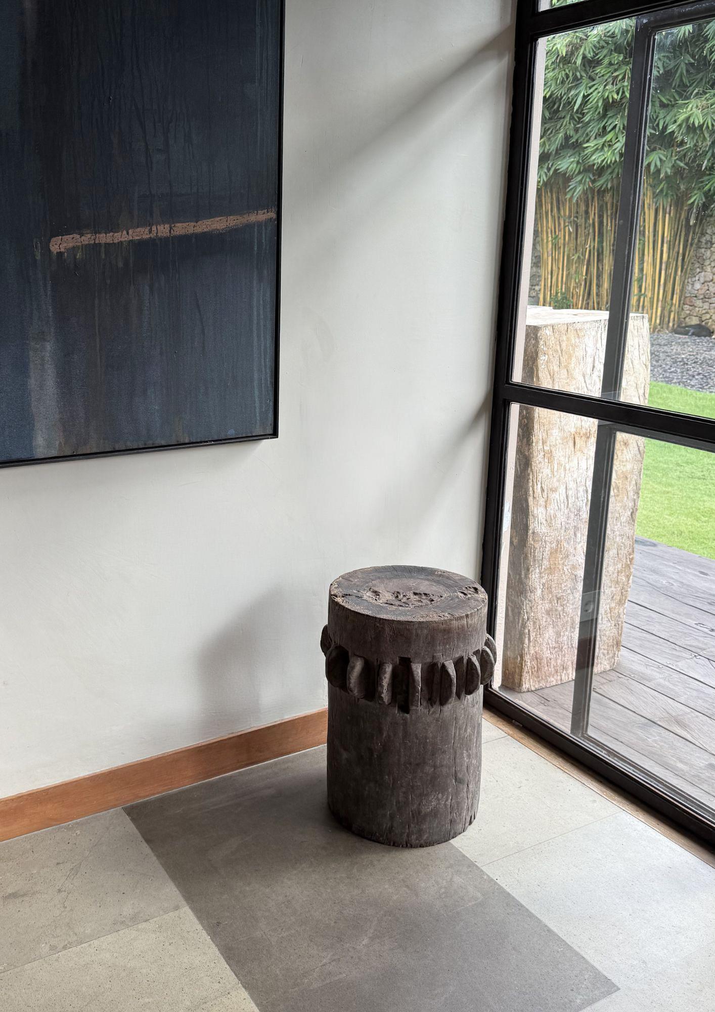 Esta rara prensa antigua de caña de azúcar es un sorprendente ejemplo de la artesanía agrícola primitiva, conservada en su forma auténtica y sin restaurar. Hecha de madera de teca maciza, la prensa presenta unas texturas asombrosas, desgastadas por