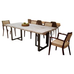 Mesa de comedor de teca maciza blanqueada al sol sobre patas de metal negro