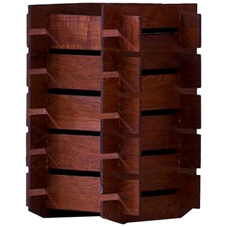 Fioriera svedese in teak prodotta negli anni '50. 
Realizzato con doghe in teak massiccio e vassoio in metallo. 
Vassoio con altezza regolabile. Condizioni vintage molto buone.