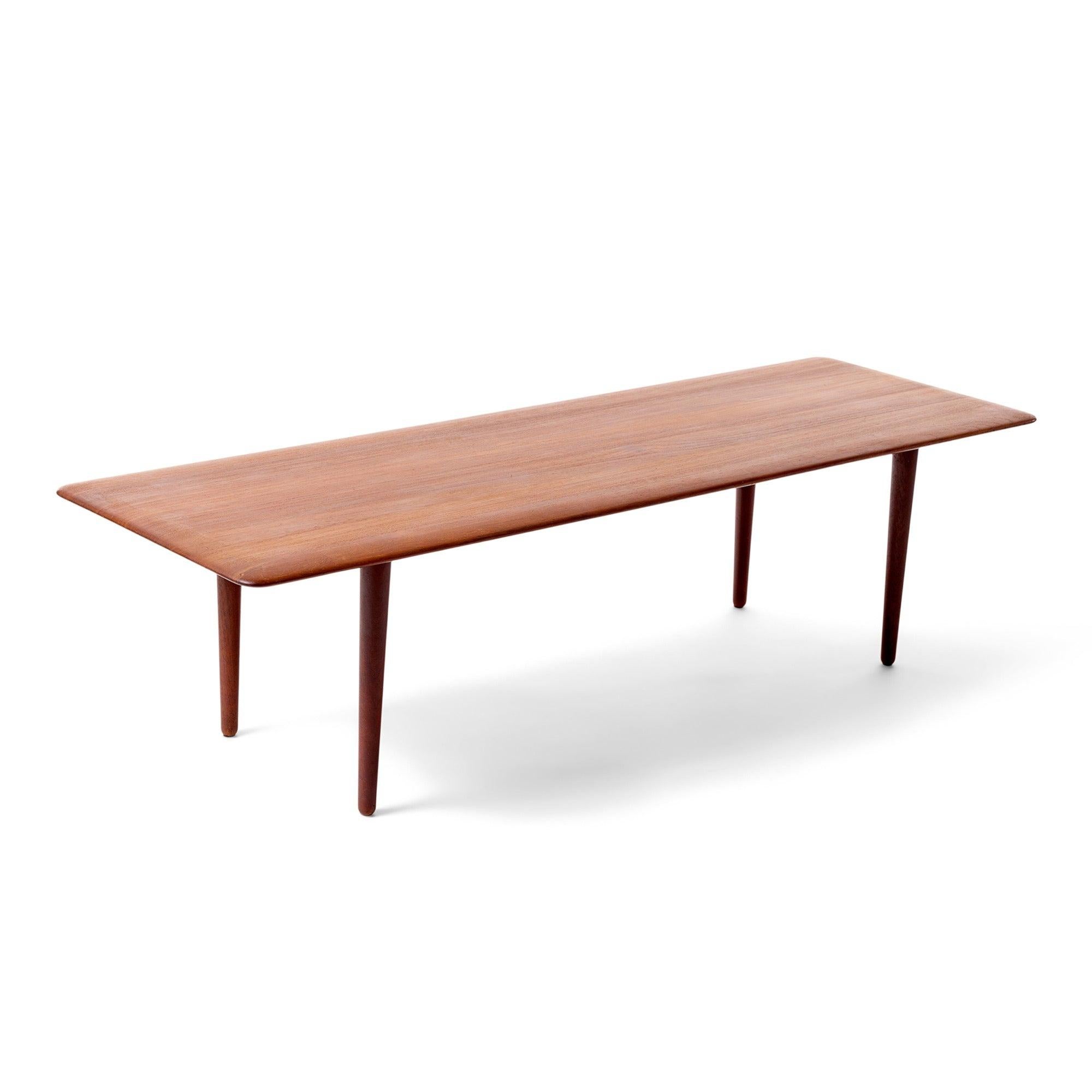 mesa/banco de teca maciza con bordes finamente perfilados y patas cónicas torneadas de teca desmontables.???