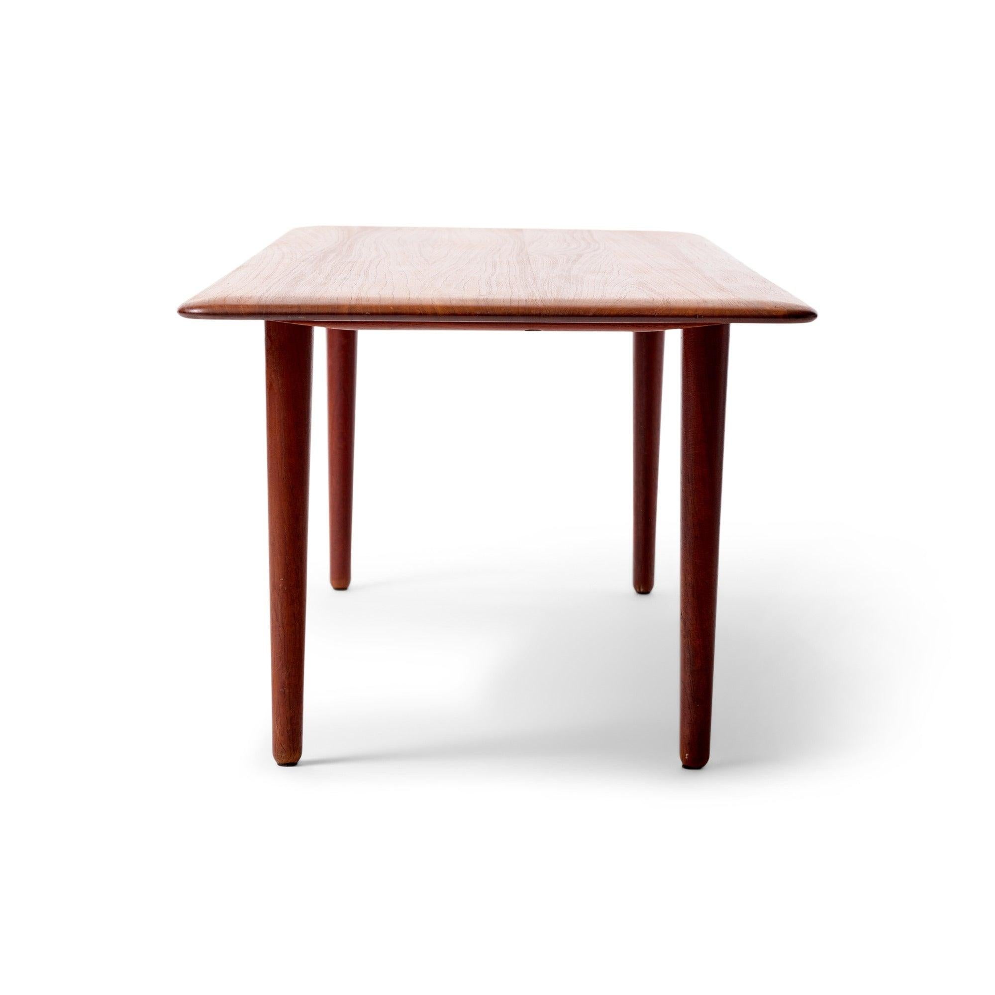 Mesa de teca maciza de Peter Hvidt y Orla Mölgaard-Nielsen para France & Son, años 50 en Excelente estado para la venta en Sagaponack, NY