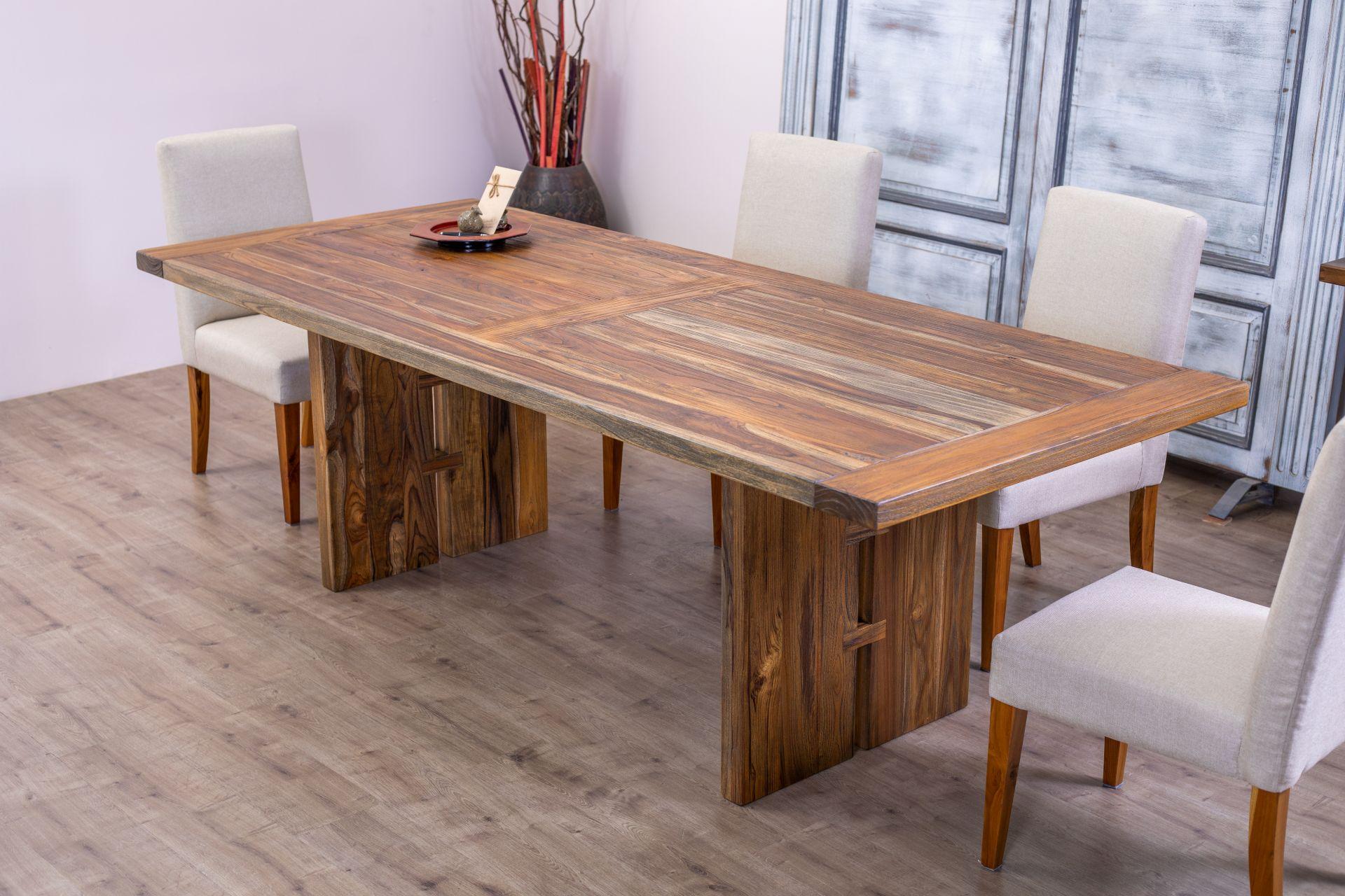 Esta mesa de comedor de teca maciza hecha a mano es una obra maestra de belleza intemporal y artesanía excepcional. Esta mesa de comedor muestra la elegancia natural y la durabilidad de esta exquisita madera noble.

Cada mesa se elabora