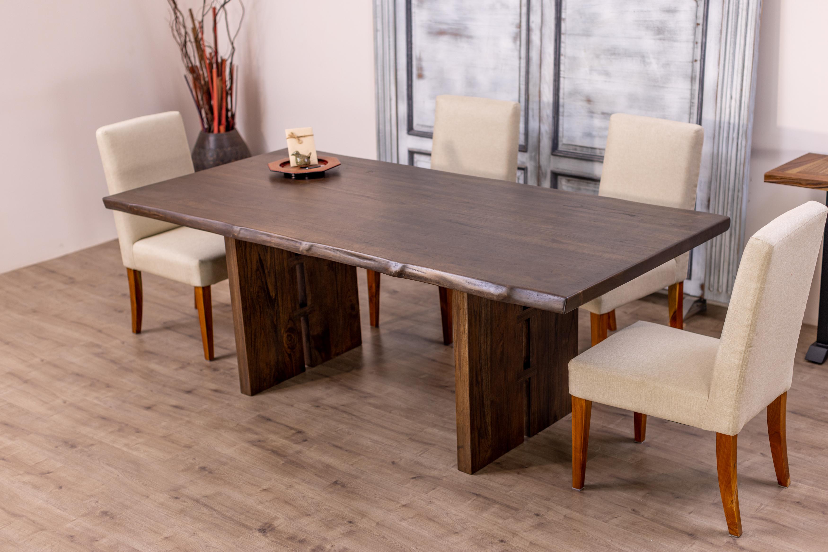 Cette table de salle à manger en teck massif, fabriquée à la main, est un chef-d'œuvre de beauté intemporelle et d'artisanat exceptionnel. Cette table de salle à manger met en valeur l'élégance naturelle et la durabilité de ce bois dur