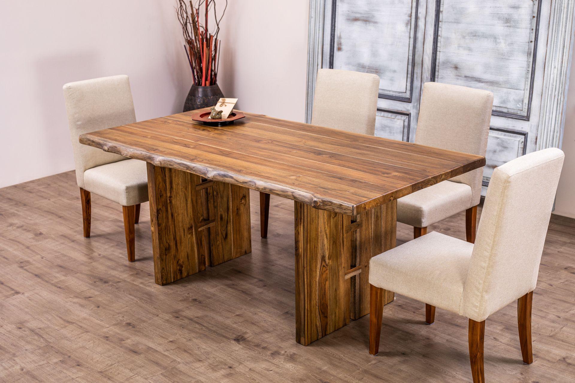 Cette table de salle à manger en teck massif, fabriquée à la main, est un chef-d'œuvre de beauté intemporelle et d'artisanat exceptionnel. 

Chaque table est méticuleusement fabriquée à la main pour atteindre la perfection, en veillant à ce que