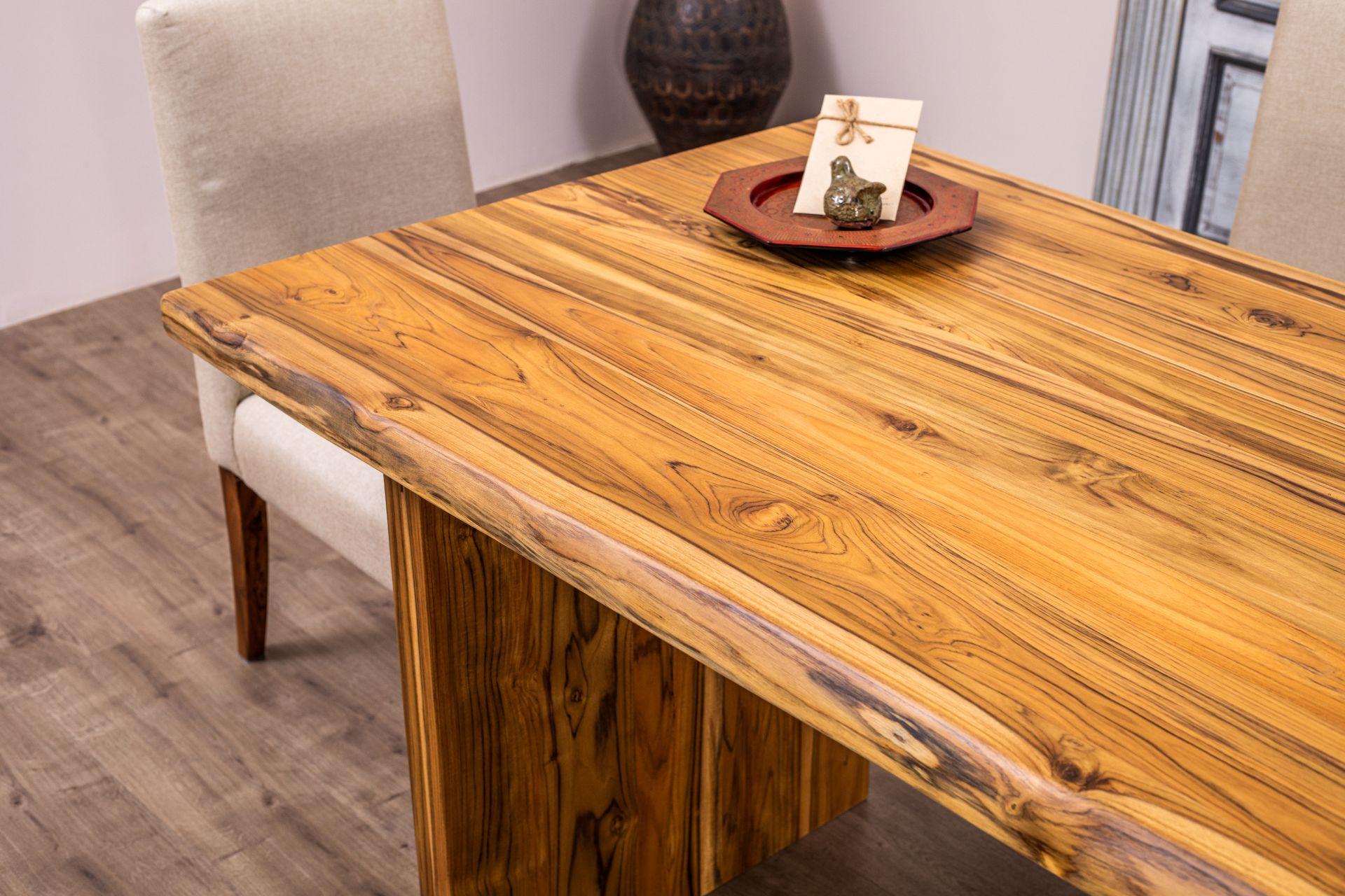 Questo tavolo da pranzo in rovere massiccio realizzato a mano è un capolavoro di bellezza senza tempo e di eccezionale maestria. Realizzato in rovere massiccio del Nord America, questo tavolo da pranzo mette in mostra l'eleganza naturale e la durata