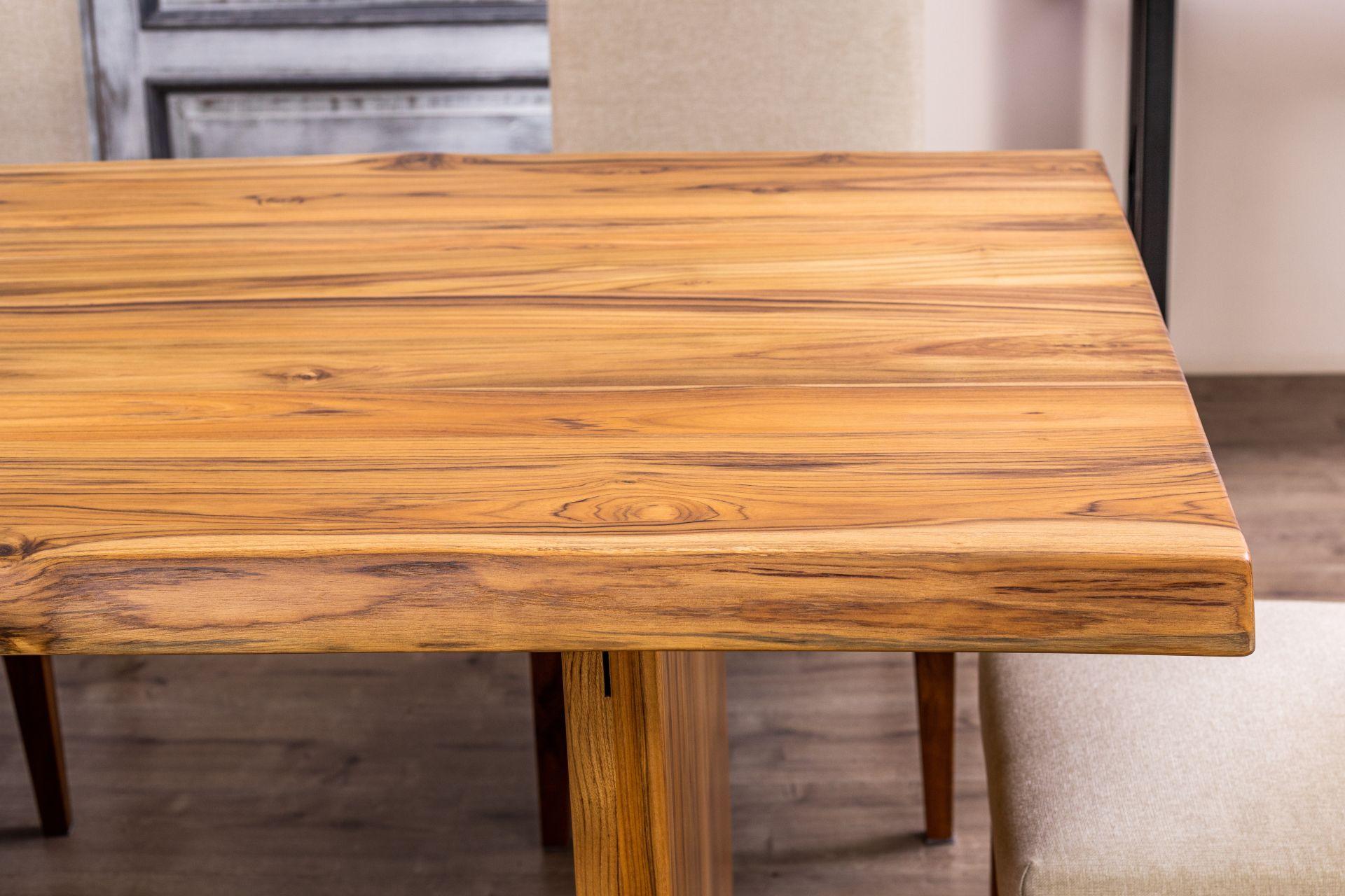Fatto a mano Tavolo in teak massiccio in Nature liscio con gambe a listelli in teak abbinati in vendita